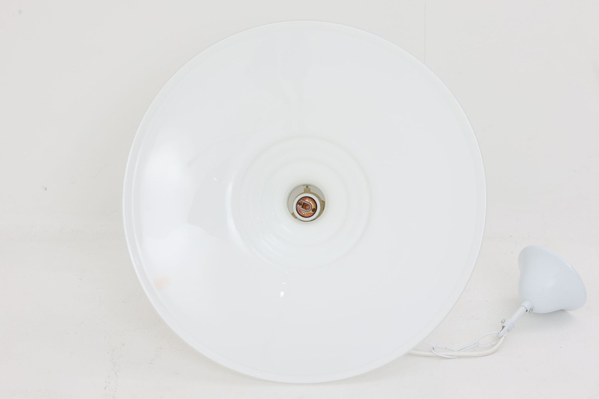 北欧より買い付けたペンダントライトです。「mYTHOS」は、ギリシャ語で「神話」や「物語」を意味します。その名前にふさわしく、洗練された美しさと普遍的なデザインが特徴の照明で、リビングルームやダイニングルームなどの広い空間にぴったりです。空間の中心に配置するだけで、注目を集める存在感を放ち、ホルムガード社ならではの厚みのあるガラスは、どの角度から見ても美しい光景を作り出します。