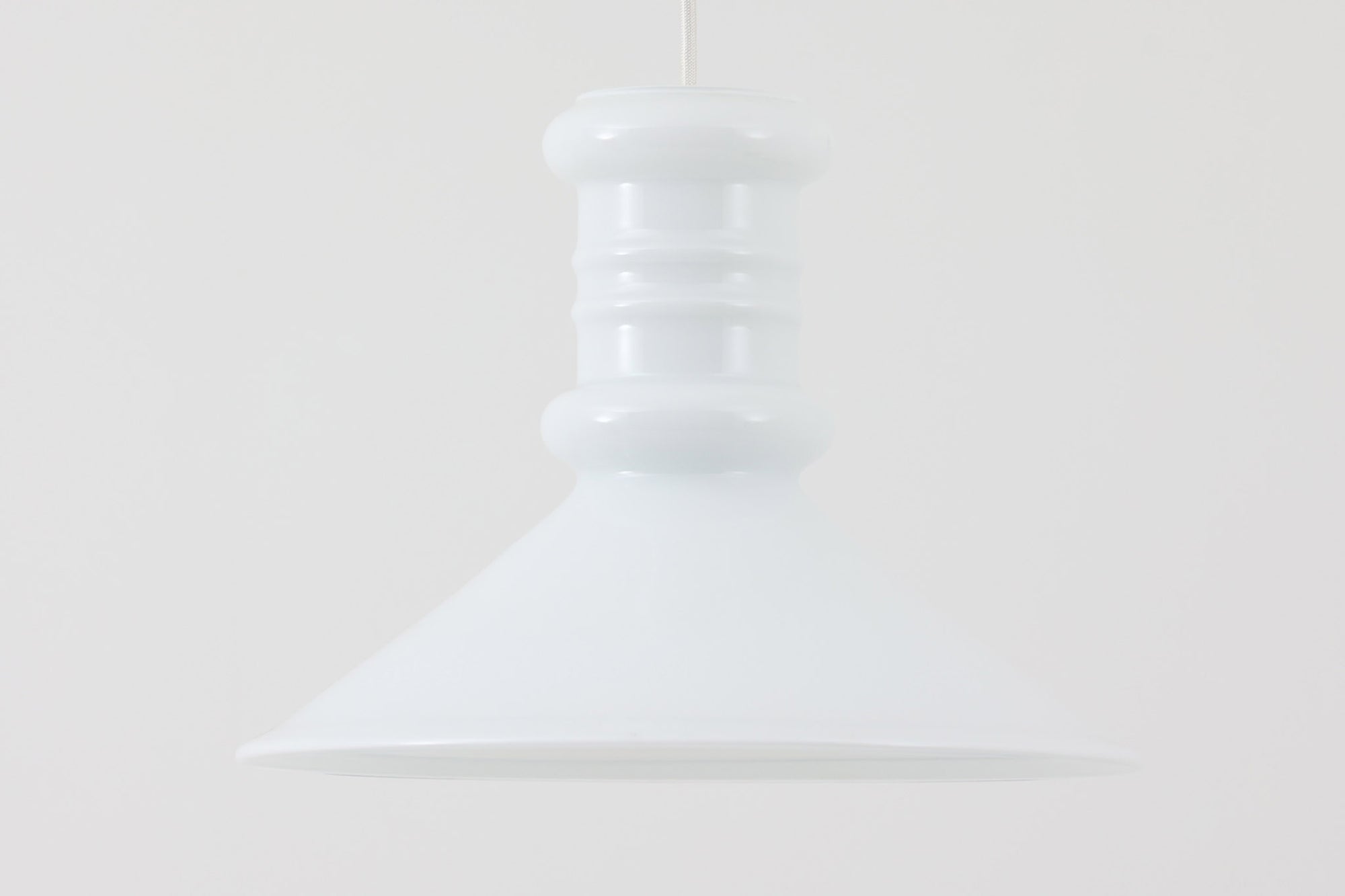 北欧より買い付けた、Holmgaard社製(現Royal Copenhagen)ビンテージランプです。現在は照明製品が作成されておらず希少価値の高いものとなっております。厚みのあるオパールガラスが使用されている「Apoteker」シリーズです。天井から吊るすだけでお部屋を可愛く演出してくれそうです。