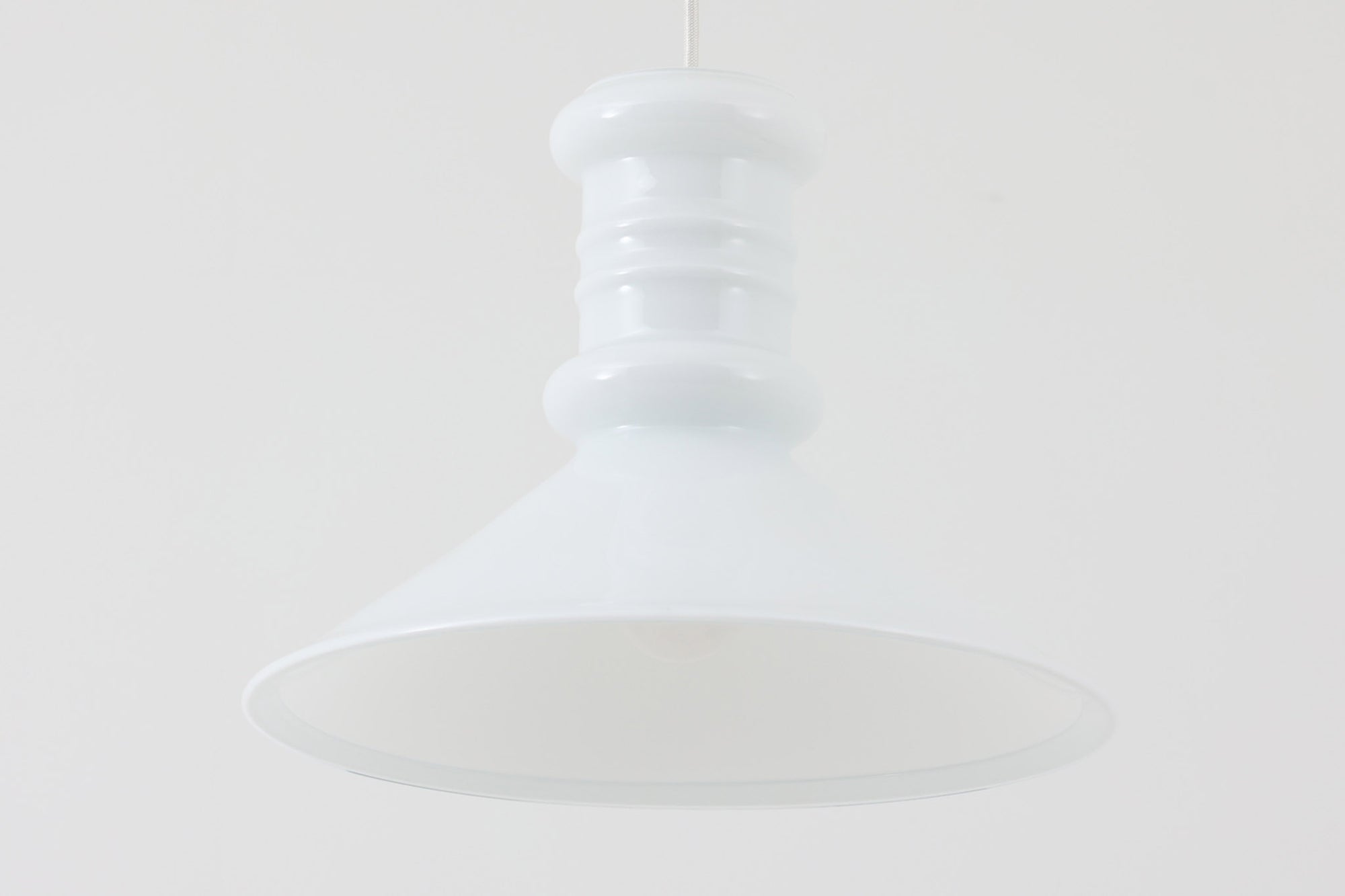 北欧より買い付けた、Holmgaard社製(現Royal Copenhagen)ビンテージランプです。現在は照明製品が作成されておらず希少価値の高いものとなっております。厚みのあるオパールガラスが使用されている「Apoteker」シリーズです。天井から吊るすだけでお部屋を可愛く演出してくれそうです。