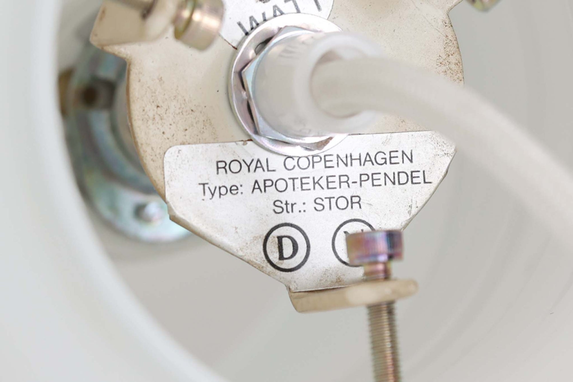 北欧より買い付けた、Holmgaard社製(現Royal Copenhagen)ビンテージランプです。現在は照明製品が作成されておらず希少価値の高いものとなっております。厚みのあるオパールガラスが使用されている「Apoteker」シリーズです。天井から吊るすだけでお部屋を可愛く演出してくれそうです。