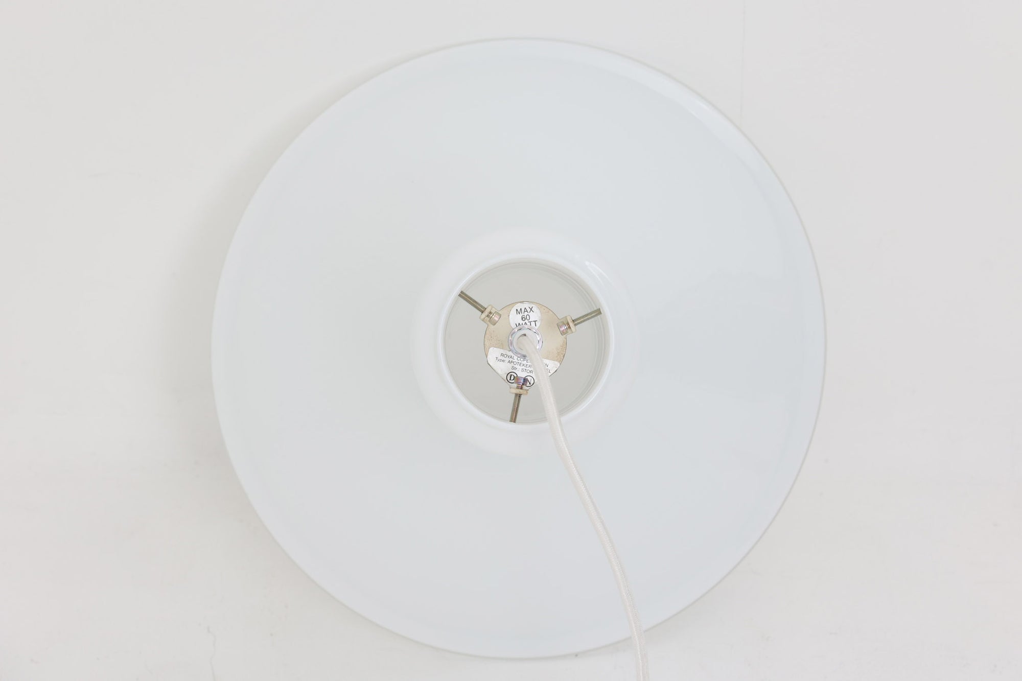 北欧より買い付けた、Holmgaard社製(現Royal Copenhagen)ビンテージランプです。現在は照明製品が作成されておらず希少価値の高いものとなっております。厚みのあるオパールガラスが使用されている「Apoteker」シリーズです。天井から吊るすだけでお部屋を可愛く演出してくれそうです。