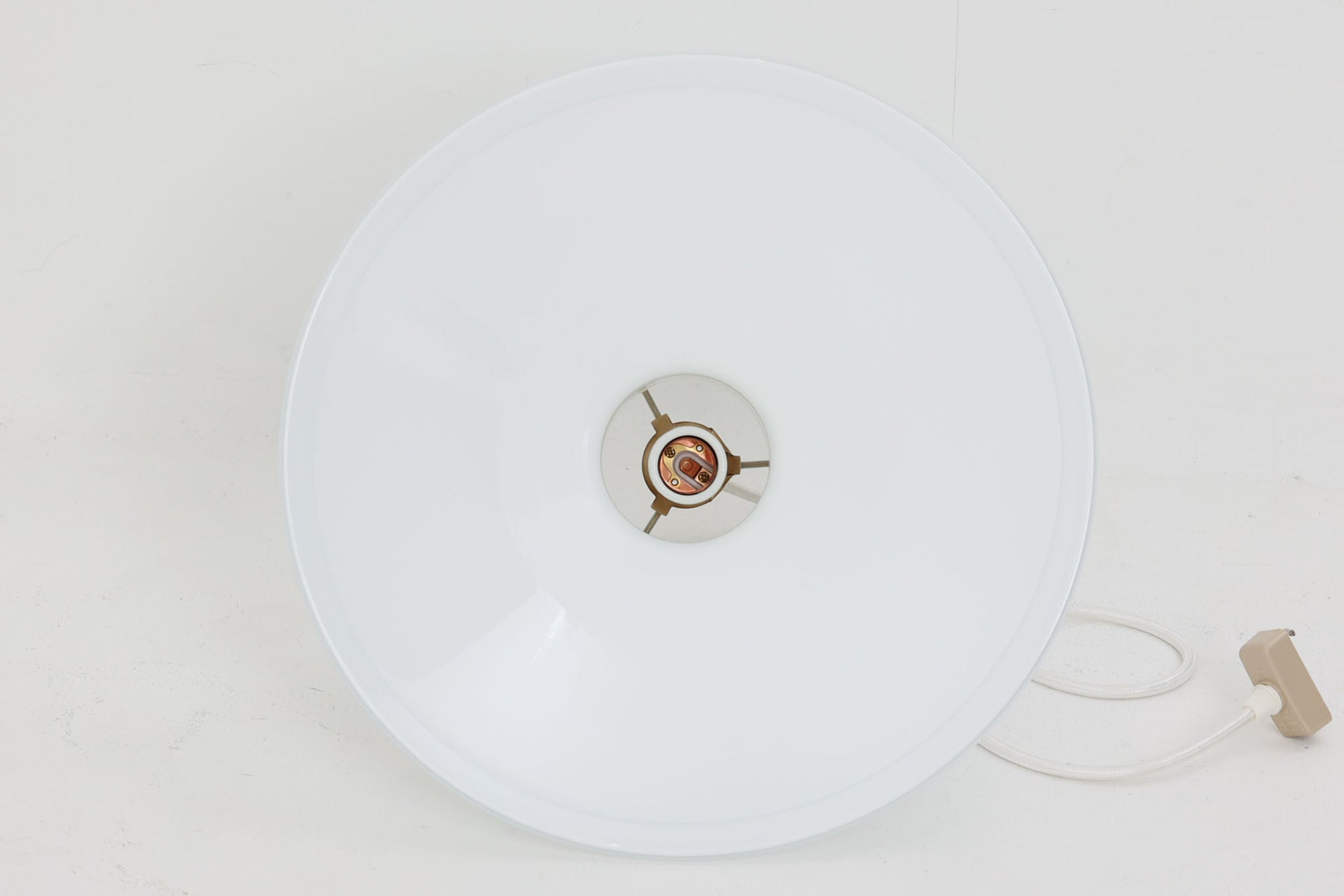 北欧より買い付けた、Holmgaard社製(現Royal Copenhagen)ビンテージランプです。現在は照明製品が作成されておらず希少価値の高いものとなっております。厚みのあるオパールガラスが使用されている「Apoteker」シリーズです。天井から吊るすだけでお部屋を可愛く演出してくれそうです。