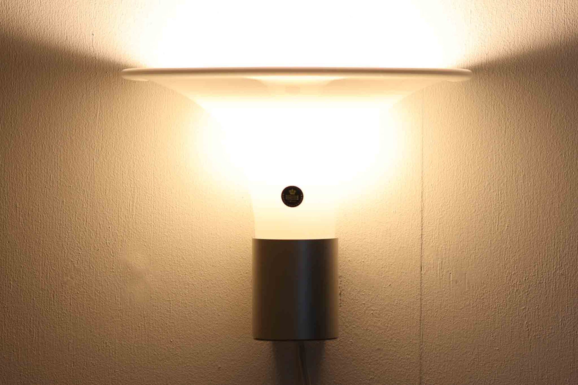 北欧より買い付けました。michael Bangを代表する「mandarin」の中で珍しい壁掛けタイプです。2展開のサイズ展開があった様ですが、こちらは小さいサイズの物。乳白色ガラスならではの優しい光が魅力的です。