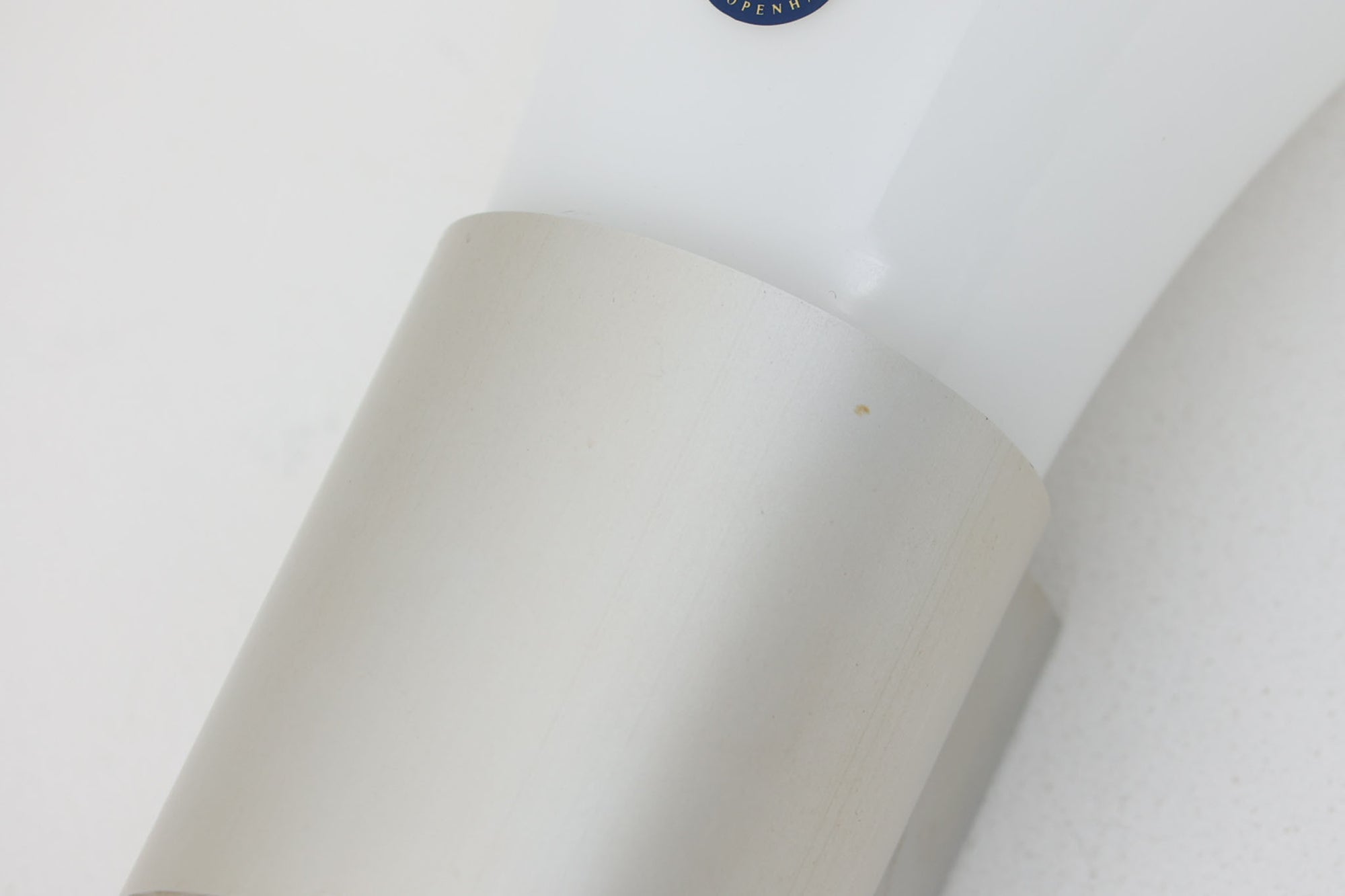 北欧より買い付けました。michael Bangを代表する「mandarin」の中で珍しい壁掛けタイプです。2展開のサイズ展開があった様ですが、こちらは小さいサイズの物。乳白色ガラスならではの優しい光が魅力的です。