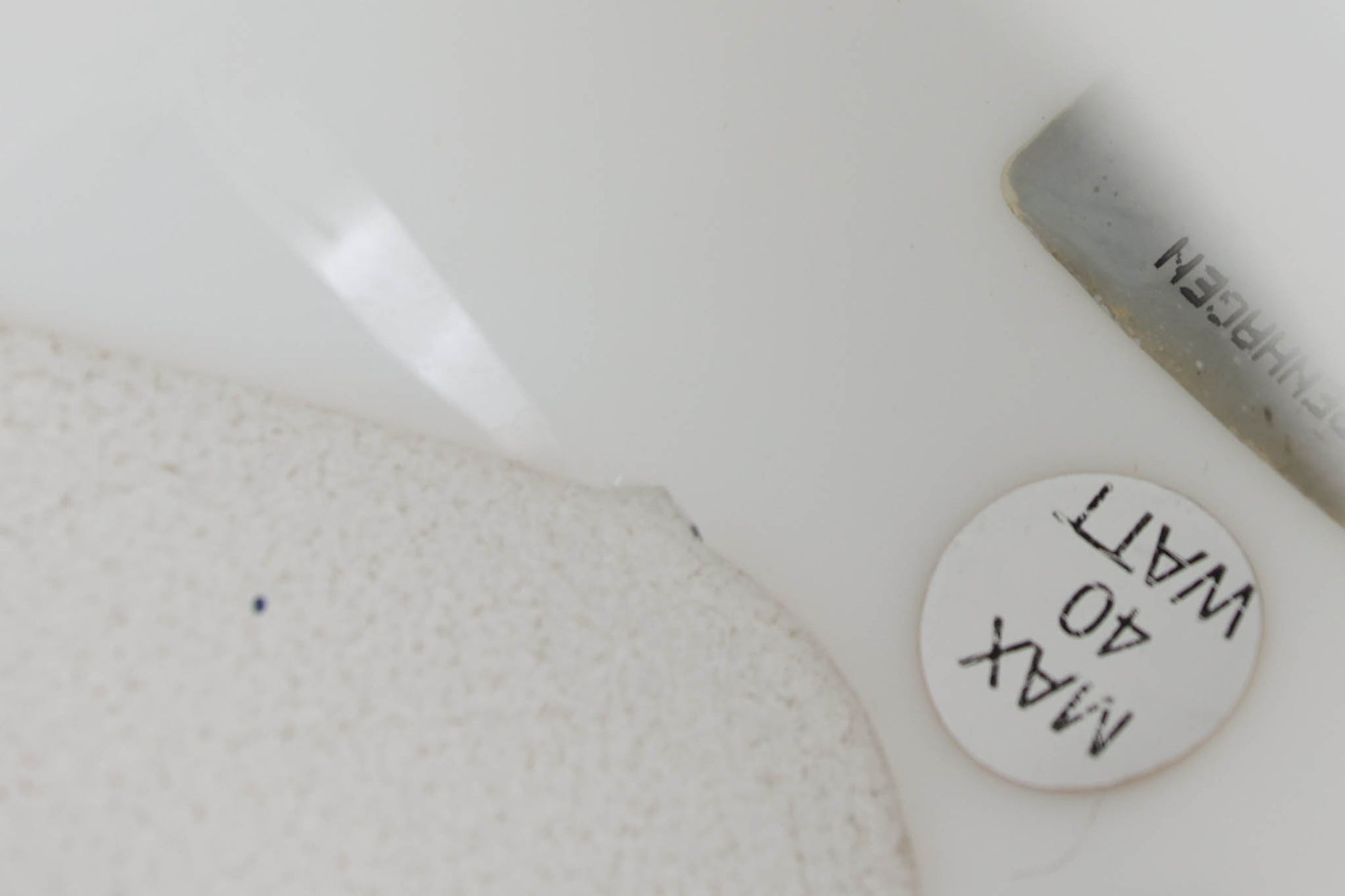 北欧より買い付けました。michael Bangを代表する「mandarin」の中で珍しい壁掛けタイプです。2展開のサイズ展開があった様ですが、こちらは小さいサイズの物。乳白色ガラスならではの優しい光が魅力的です。