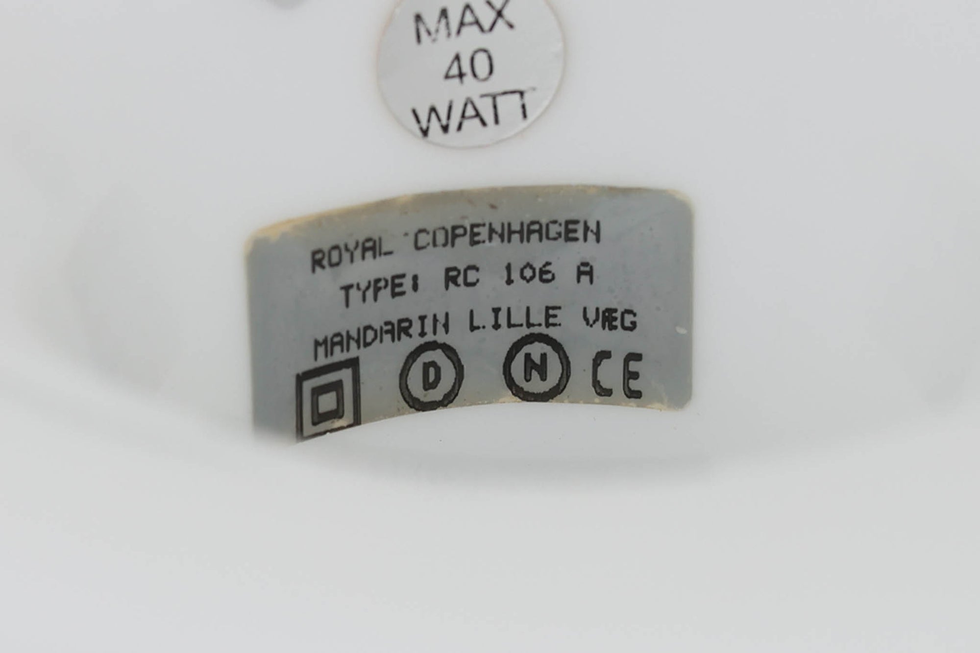 北欧より買い付けました。michael Bangを代表する「mandarin」の中で珍しい壁掛けタイプです。2展開のサイズ展開があった様ですが、こちらは小さいサイズの物。乳白色ガラスならではの優しい光が魅力的です。