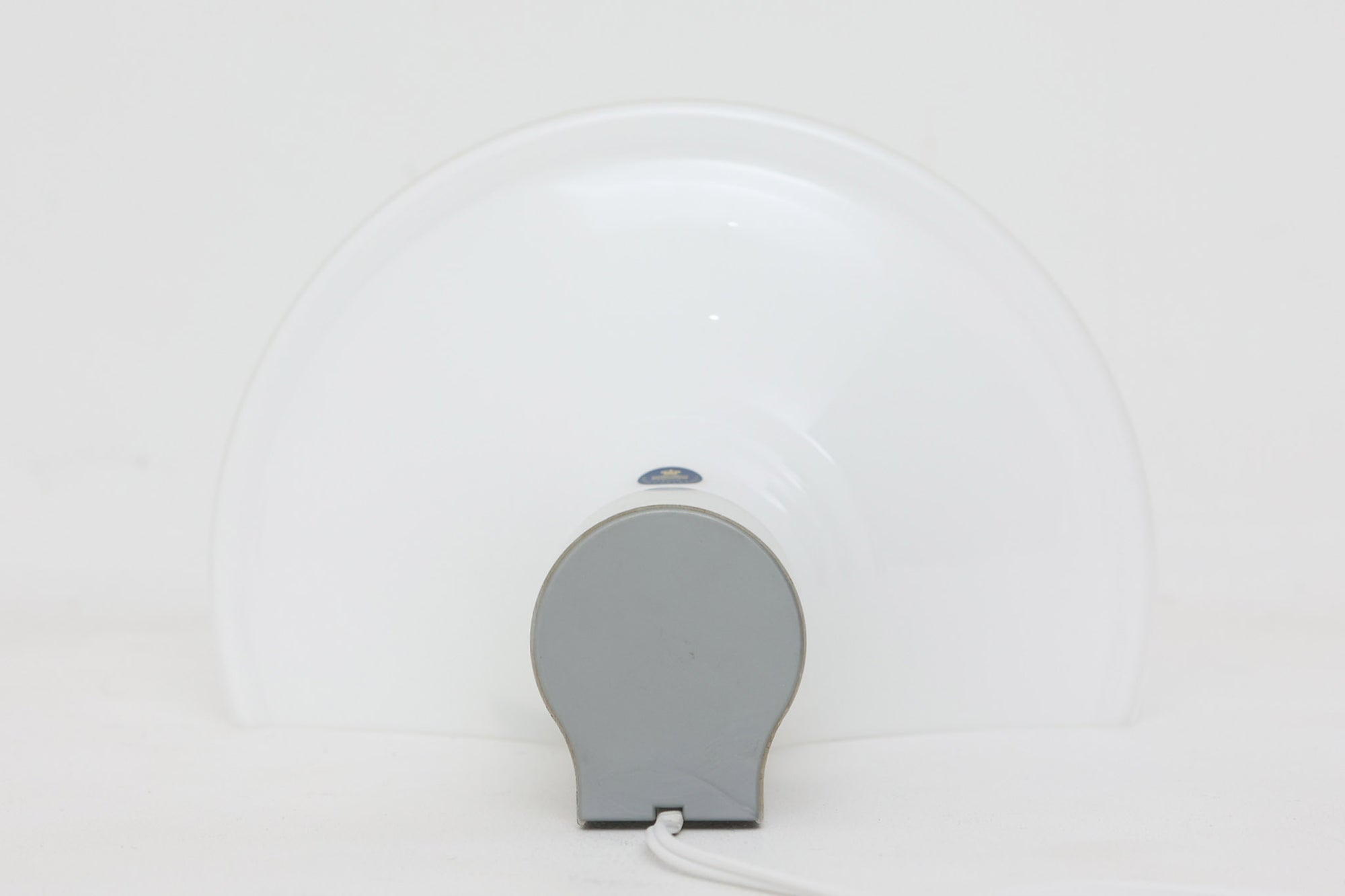 北欧より買い付けました。michael Bangを代表する「mandarin」の中で珍しい壁掛けタイプです。2展開のサイズ展開があった様ですが、こちらは小さいサイズの物。乳白色ガラスならではの優しい光が魅力的です。