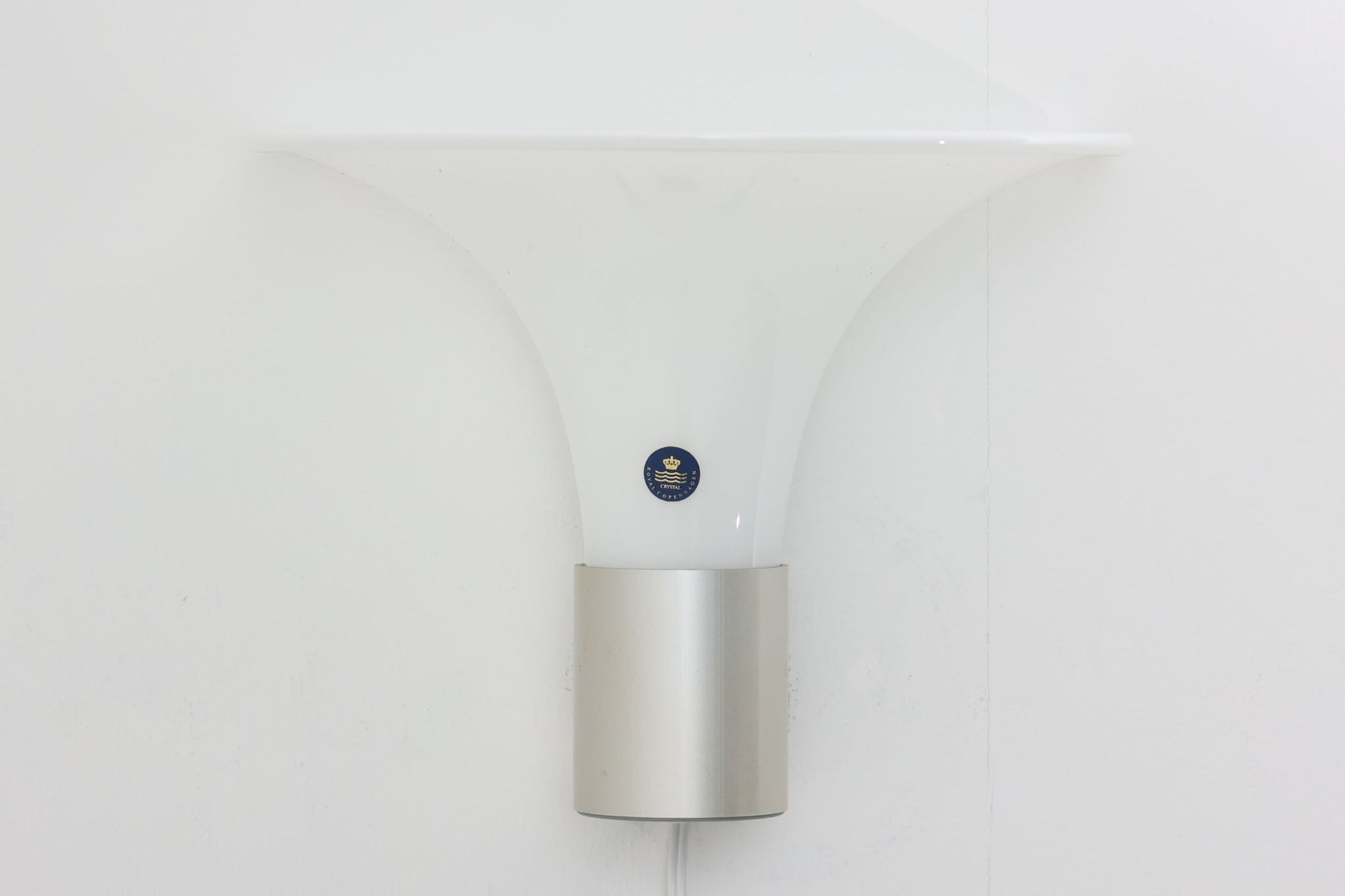 北欧より買い付けました。michael Bangを代表する「mandarin」の中で珍しい壁掛けタイプです。2展開のサイズ展開があった様ですが、こちらは小さいサイズの物。乳白色ガラスならではの優しい光が魅力的です。