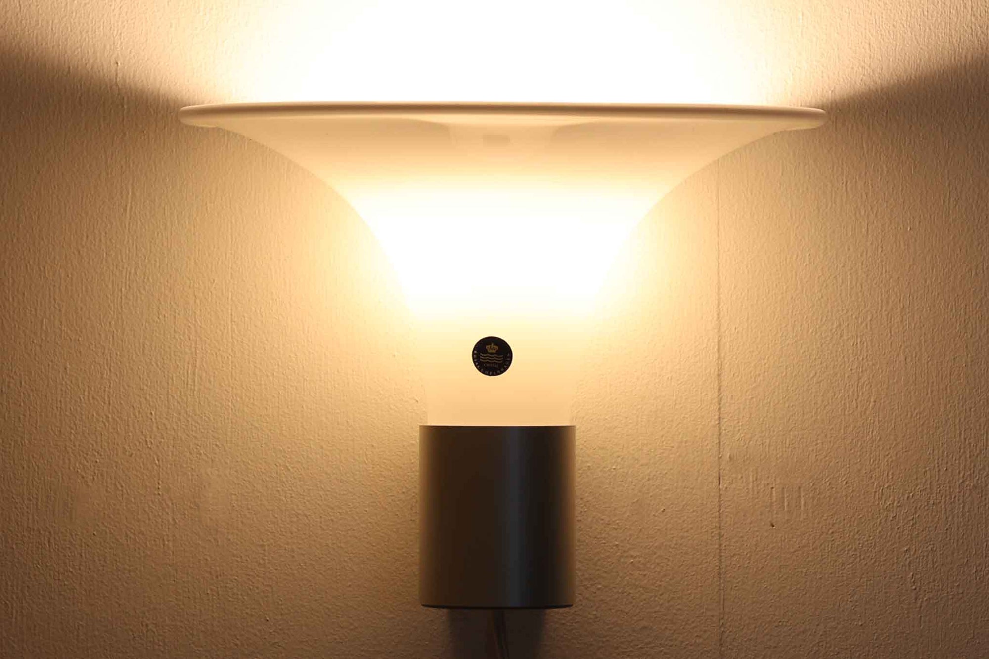 北欧より買い付けました。michael Bangを代表する「mandarin」の中で珍しい壁掛けタイプです。2展開のサイズ展開があった様ですが、こちらは小さいサイズの物。乳白色ガラスならではの優しい光が魅力的です。