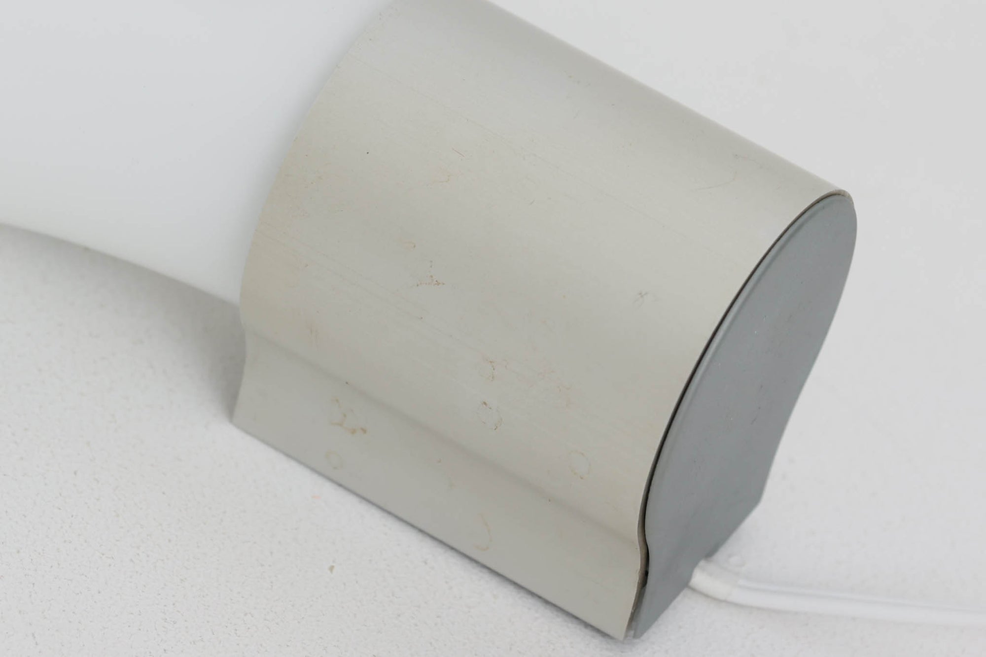 北欧より買い付けました。michael Bangを代表する「mandarin」の中で珍しい壁掛けタイプです。2展開のサイズ展開があった様ですが、こちらは小さいサイズの物。乳白色ガラスならではの優しい光が魅力的です。