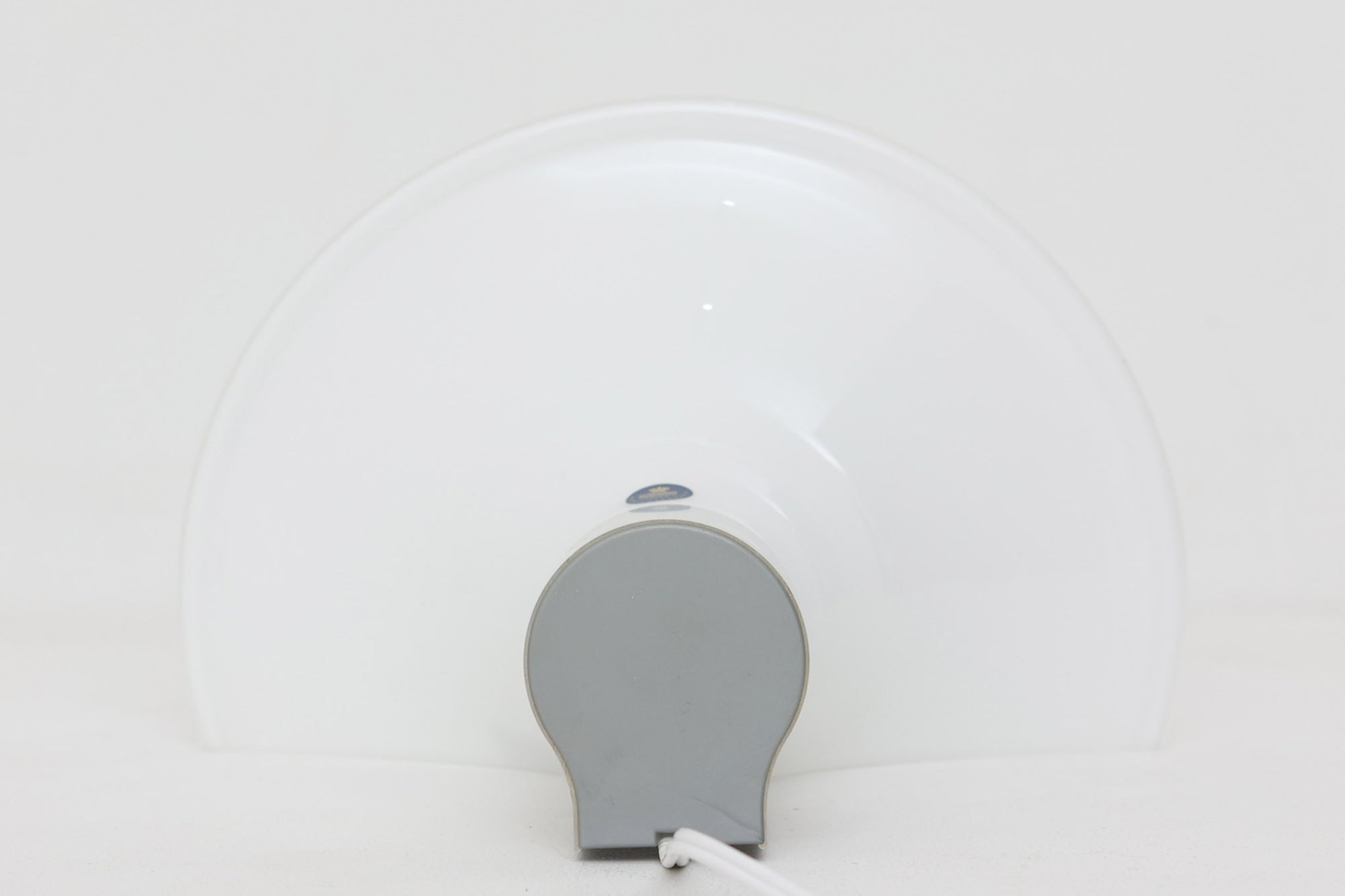 北欧より買い付けました。michael Bangを代表する「mandarin」の中で珍しい壁掛けタイプです。2展開のサイズ展開があった様ですが、こちらは小さいサイズの物。乳白色ガラスならではの優しい光が魅力的です。