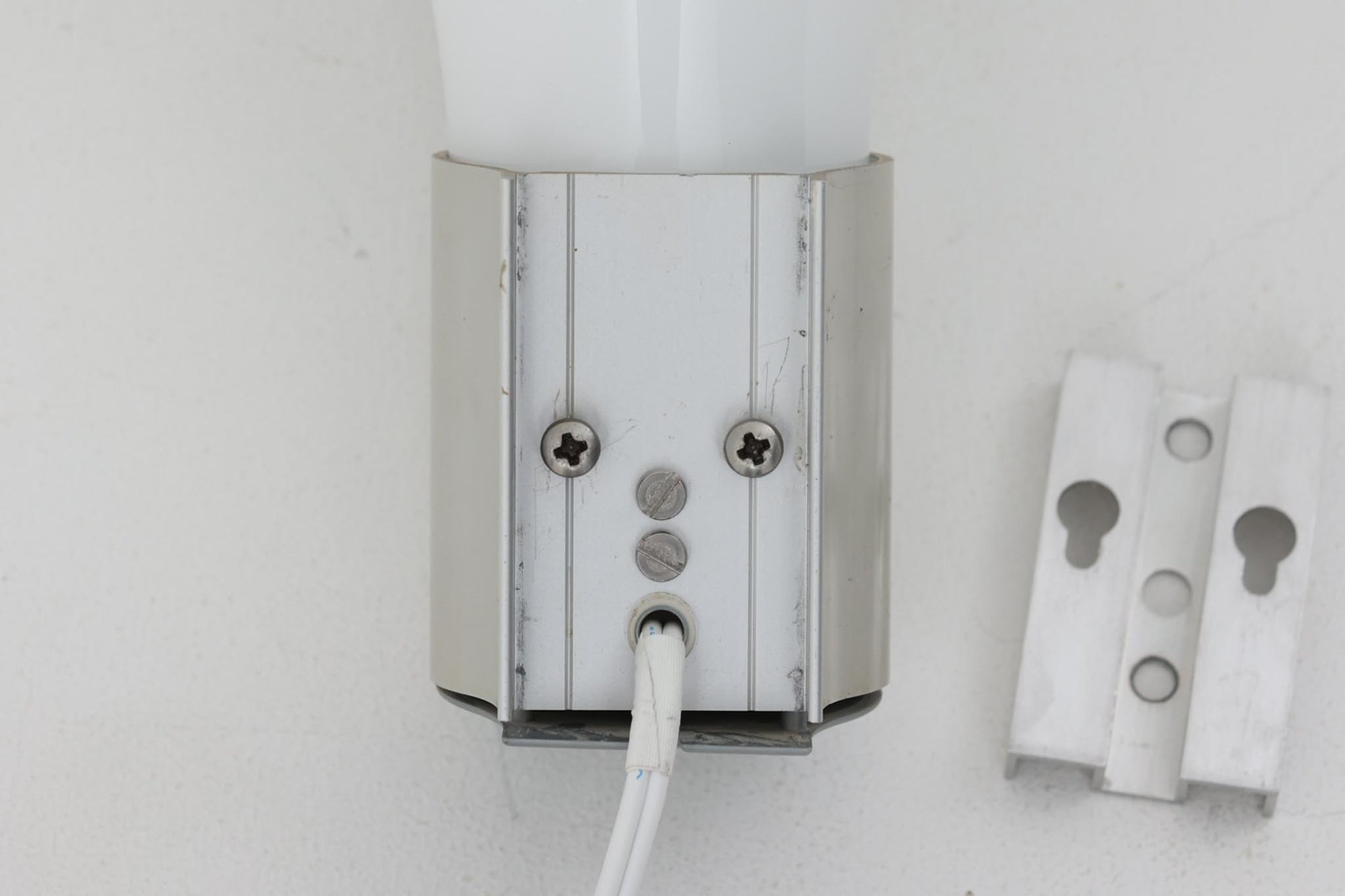 北欧より買い付けました。michael Bangを代表する「mandarin」の中で珍しい壁掛けタイプです。2展開のサイズ展開があった様ですが、こちらは小さいサイズの物。乳白色ガラスならではの優しい光が魅力的です。