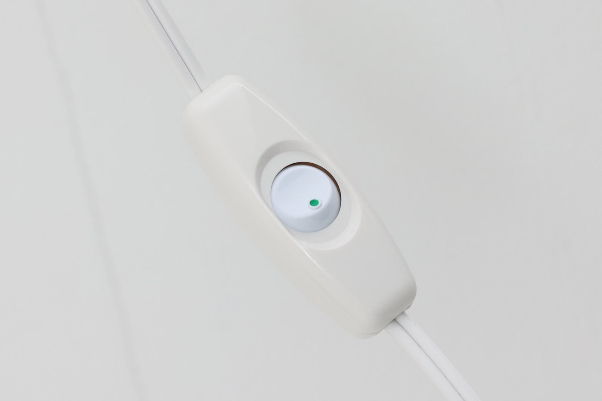 北欧より買い付けました。michael Bangを代表する「mandarin」の中で珍しい壁掛けタイプです。2展開のサイズ展開があった様ですが、こちらは小さいサイズの物。乳白色ガラスならではの優しい光が魅力的です。