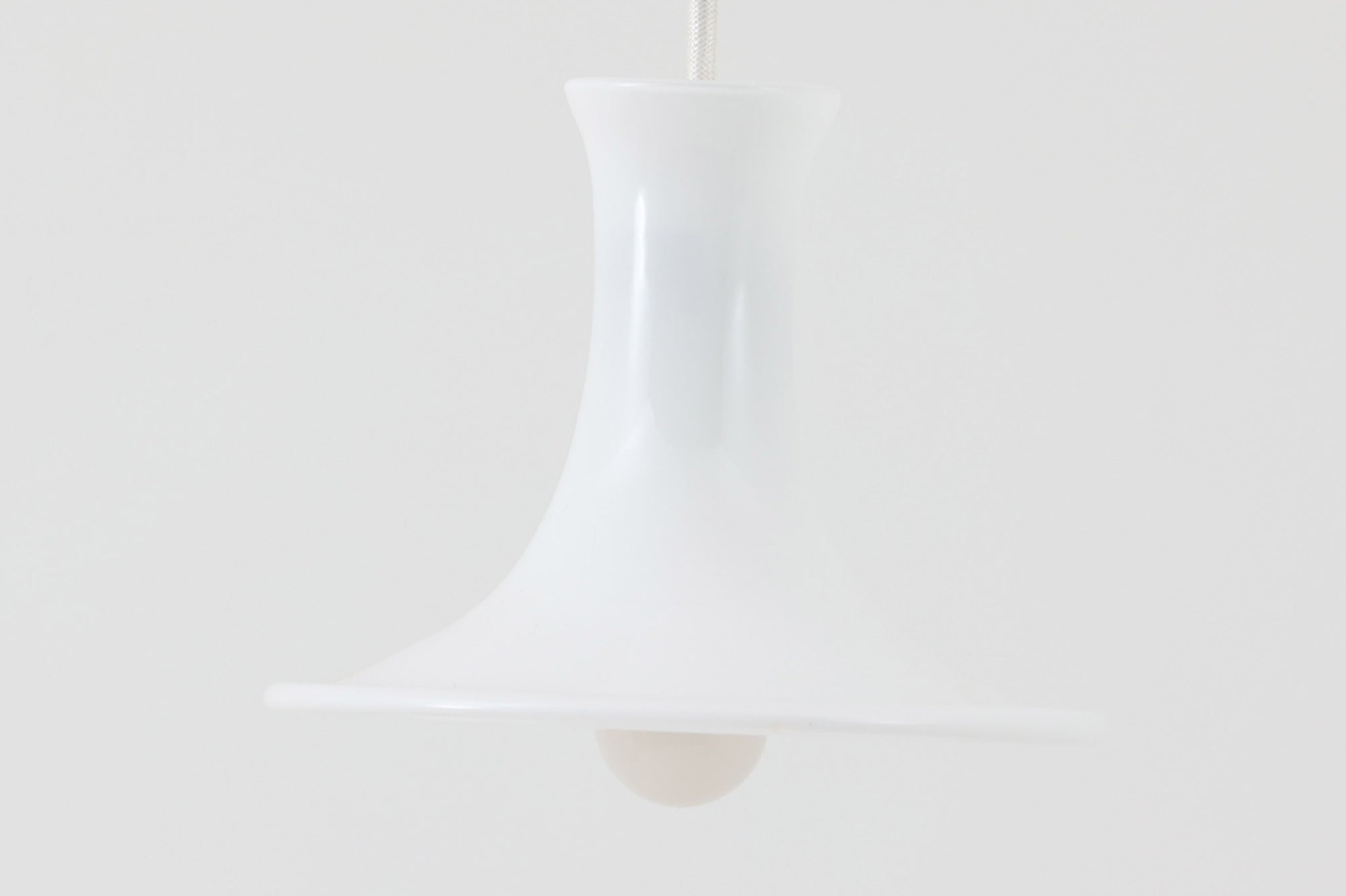 北欧より買い付けたHolmgaard社製のヴィンテージランプです。mandarinシリーズの中でも最も小ぶりな、直径18cmのSサイズモデルとなります。乳白色のガラスが美しく、清潔感が漂います。小型ペンダントライトは、廊下やエントランス、洗面台の上など、さまざまな場所に柔軟に対応できるのが特徴です。