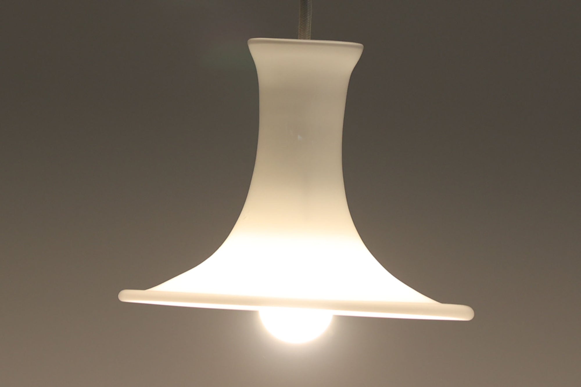 北欧より買い付けたHolmgaard社製のヴィンテージランプです。mandarinシリーズの中でも最も小ぶりな、直径18cmのSサイズモデルとなります。乳白色のガラスが美しく、清潔感が漂います。小型ペンダントライトは、廊下やエントランス、洗面台の上など、さまざまな場所に柔軟に対応できるのが特徴です。