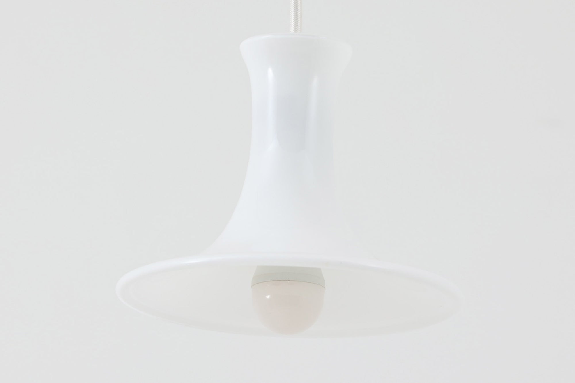 北欧より買い付けたHolmgaard社製のヴィンテージランプです。mandarinシリーズの中でも最も小ぶりな、直径18cmのSサイズモデルとなります。乳白色のガラスが美しく、清潔感が漂います。小型ペンダントライトは、廊下やエントランス、洗面台の上など、さまざまな場所に柔軟に対応できるのが特徴です。