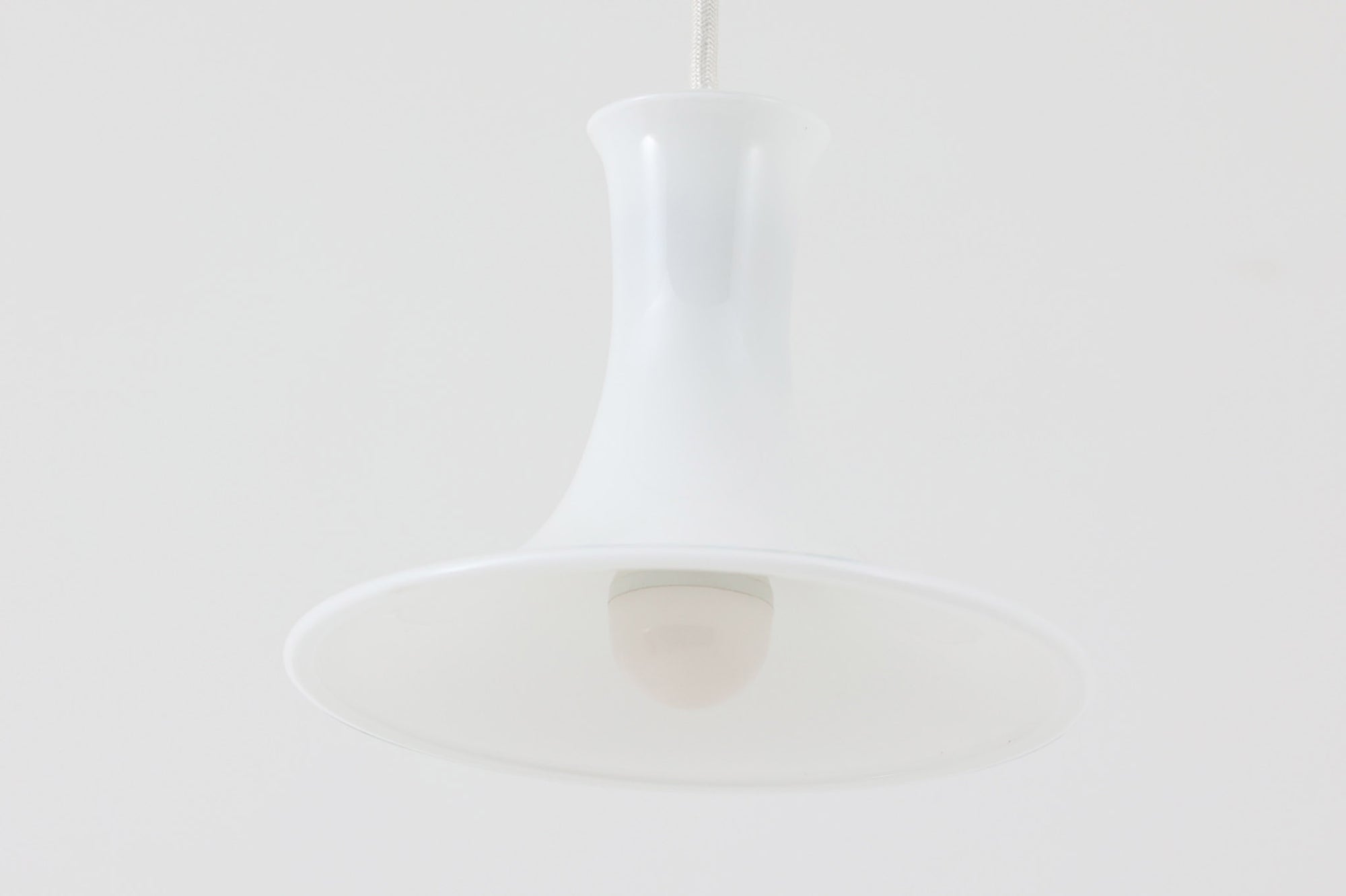 北欧より買い付けたHolmgaard社製のヴィンテージランプです。mandarinシリーズの中でも最も小ぶりな、直径18cmのSサイズモデルとなります。乳白色のガラスが美しく、清潔感が漂います。小型ペンダントライトは、廊下やエントランス、洗面台の上など、さまざまな場所に柔軟に対応できるのが特徴です。