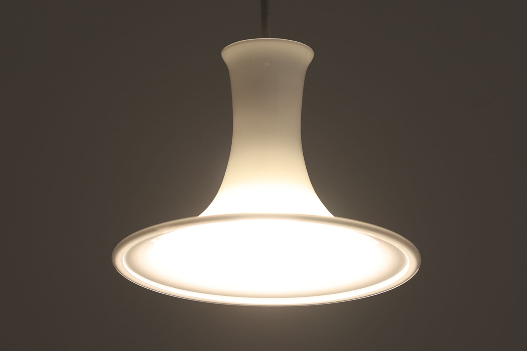 北欧より買い付けたHolmgaard社製のヴィンテージランプです。mandarinシリーズの中でも最も小ぶりな、直径18cmのSサイズモデルとなります。乳白色のガラスが美しく、清潔感が漂います。小型ペンダントライトは、廊下やエントランス、洗面台の上など、さまざまな場所に柔軟に対応できるのが特徴です。