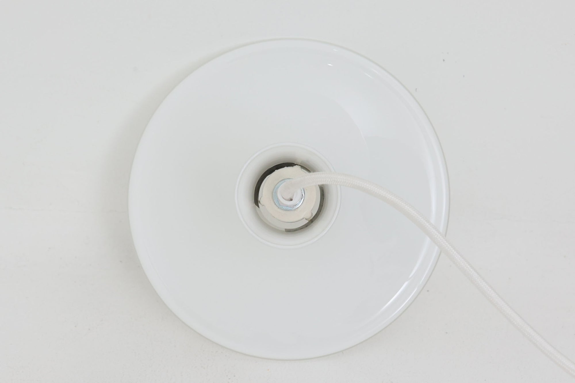 北欧より買い付けたHolmgaard社製のヴィンテージランプです。mandarinシリーズの中でも最も小ぶりな、直径18cmのSサイズモデルとなります。乳白色のガラスが美しく、清潔感が漂います。小型ペンダントライトは、廊下やエントランス、洗面台の上など、さまざまな場所に柔軟に対応できるのが特徴です。