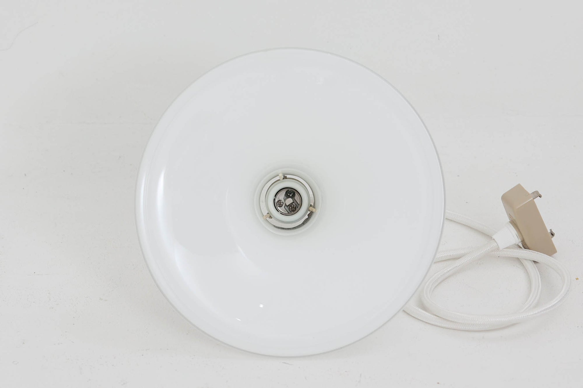 北欧より買い付けたHolmgaard社製のヴィンテージランプです。mandarinシリーズの中でも最も小ぶりな、直径18cmのSサイズモデルとなります。乳白色のガラスが美しく、清潔感が漂います。小型ペンダントライトは、廊下やエントランス、洗面台の上など、さまざまな場所に柔軟に対応できるのが特徴です。