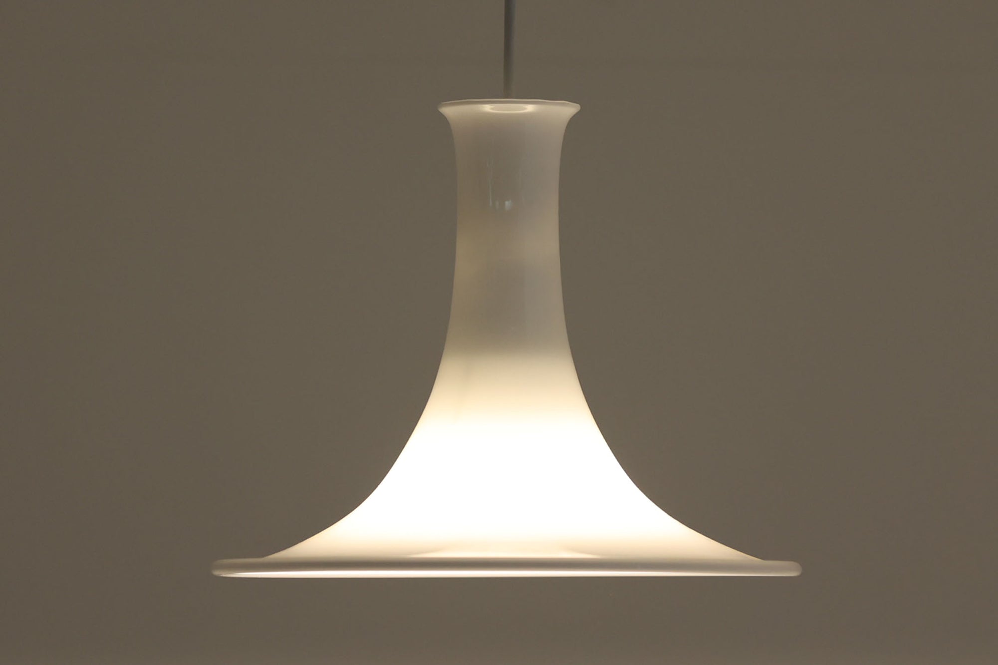 北欧より買い付けたHolmgaard社製のヴィンテージランプです。mandarinシリーズの中でも大型な、直径30cmのLサイズモデルとなります。乳白色のガラスが美しく、清潔感が漂います。小型ペンダントライトは、廊下やエントランス、洗面台の上など、さまざまな場所に柔軟に対応できるのが特徴です。