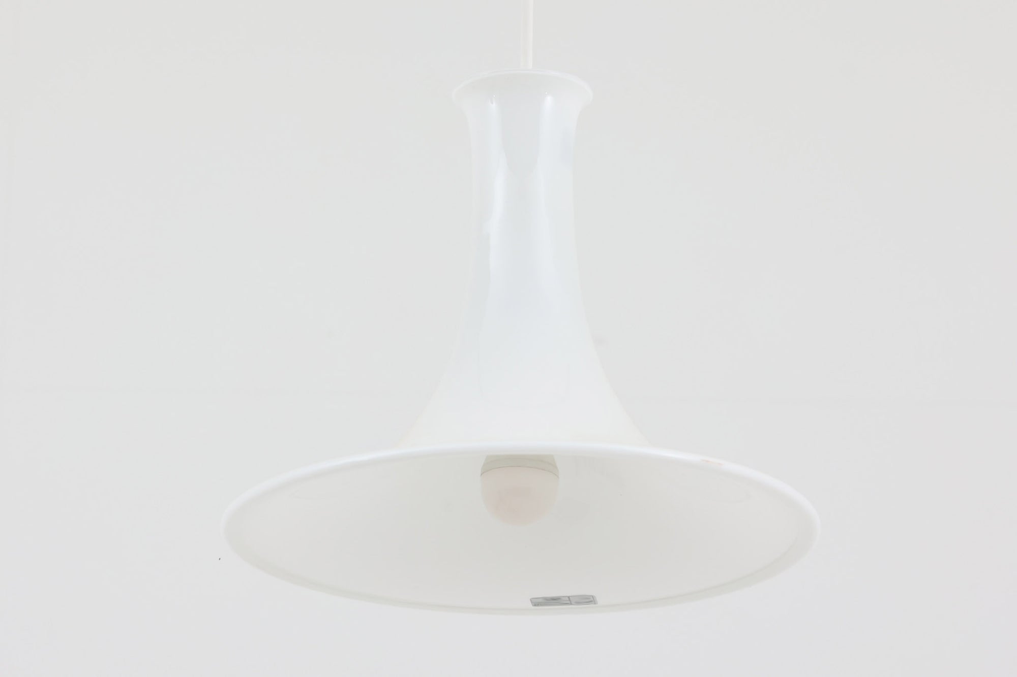 北欧より買い付けたHolmgaard社製のヴィンテージランプです。mandarinシリーズの中でも大型な、直径30cmのLサイズモデルとなります。乳白色のガラスが美しく、清潔感が漂います。小型ペンダントライトは、廊下やエントランス、洗面台の上など、さまざまな場所に柔軟に対応できるのが特徴です。