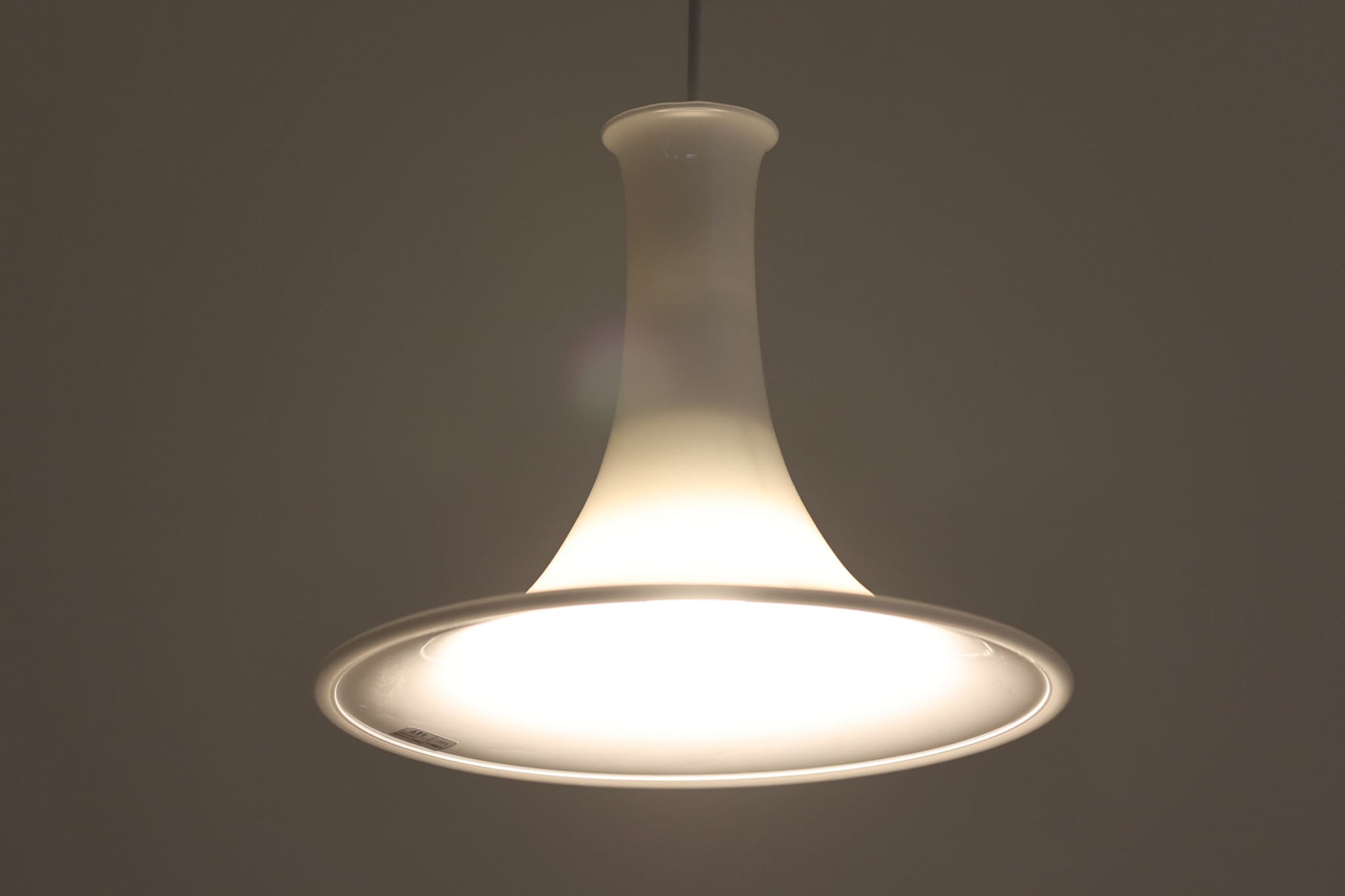 北欧より買い付けたHolmgaard社製のヴィンテージランプです。mandarinシリーズの中でも大型な、直径30cmのLサイズモデルとなります。乳白色のガラスが美しく、清潔感が漂います。小型ペンダントライトは、廊下やエントランス、洗面台の上など、さまざまな場所に柔軟に対応できるのが特徴です。