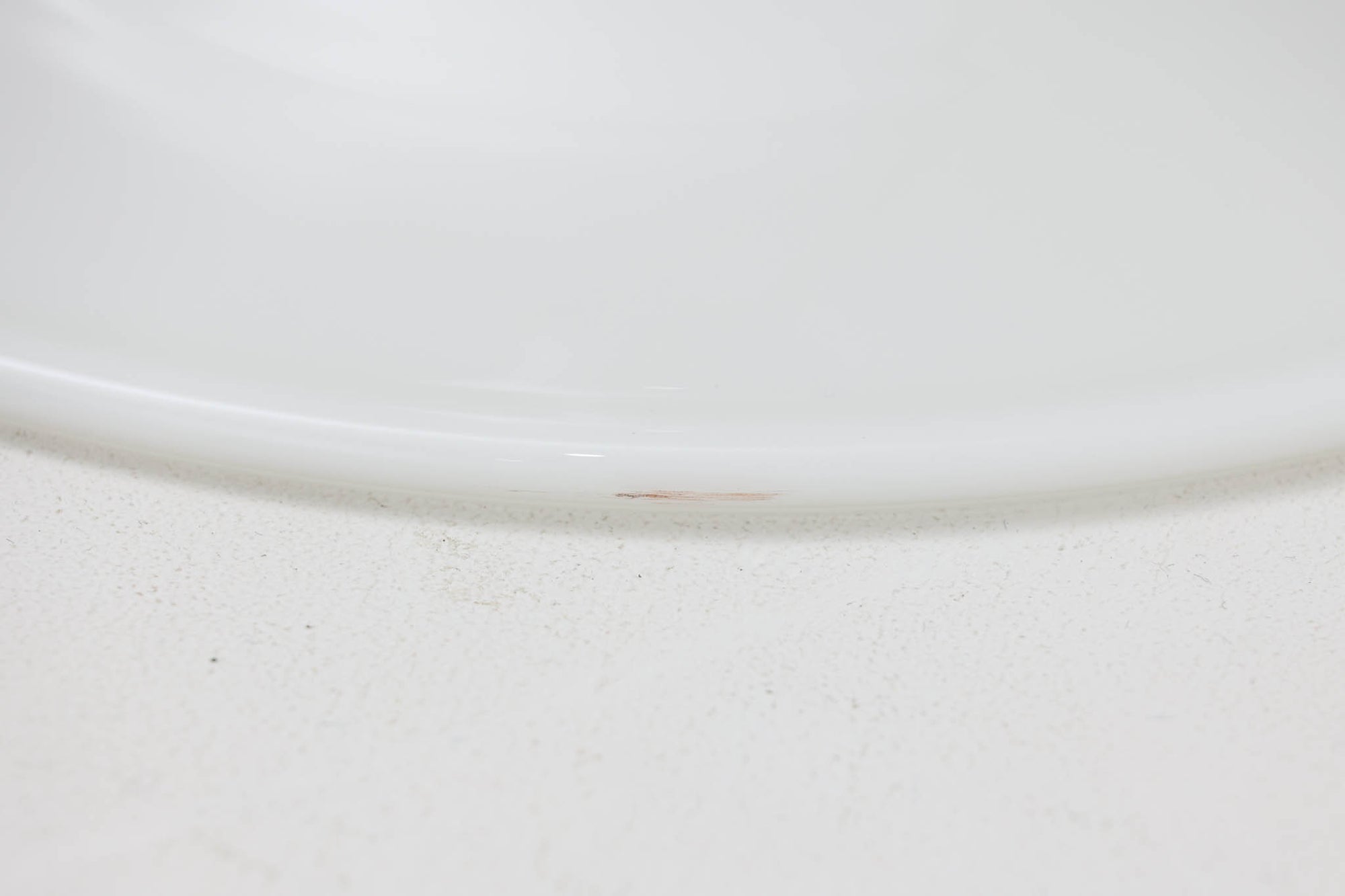 北欧より買い付けたHolmgaard社製のヴィンテージランプです。mandarinシリーズの中でも大型な、直径30cmのLサイズモデルとなります。乳白色のガラスが美しく、清潔感が漂います。小型ペンダントライトは、廊下やエントランス、洗面台の上など、さまざまな場所に柔軟に対応できるのが特徴です。