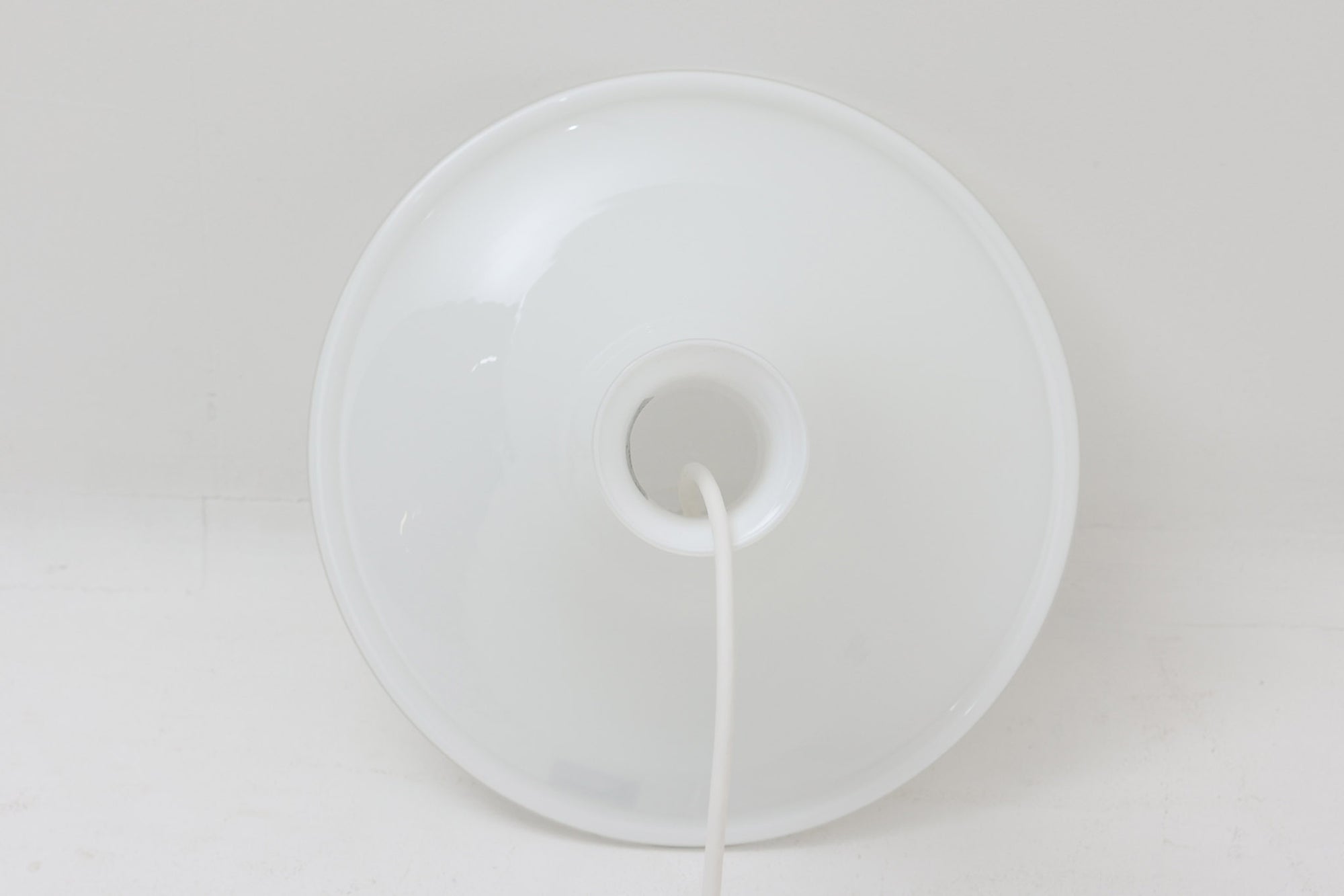 北欧より買い付けたHolmgaard社製のヴィンテージランプです。mandarinシリーズの中でも大型な、直径30cmのLサイズモデルとなります。乳白色のガラスが美しく、清潔感が漂います。小型ペンダントライトは、廊下やエントランス、洗面台の上など、さまざまな場所に柔軟に対応できるのが特徴です。