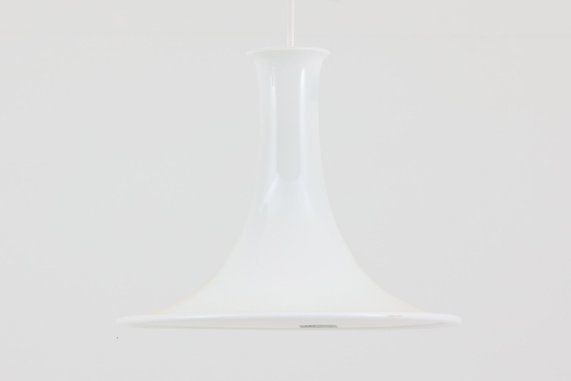 北欧より買い付けたHolmgaard社製のヴィンテージランプです。mandarinシリーズの中でも大型な、直径30cmのLサイズモデルとなります。乳白色のガラスが美しく、清潔感が漂います。小型ペンダントライトは、廊下やエントランス、洗面台の上など、さまざまな場所に柔軟に対応できるのが特徴です。