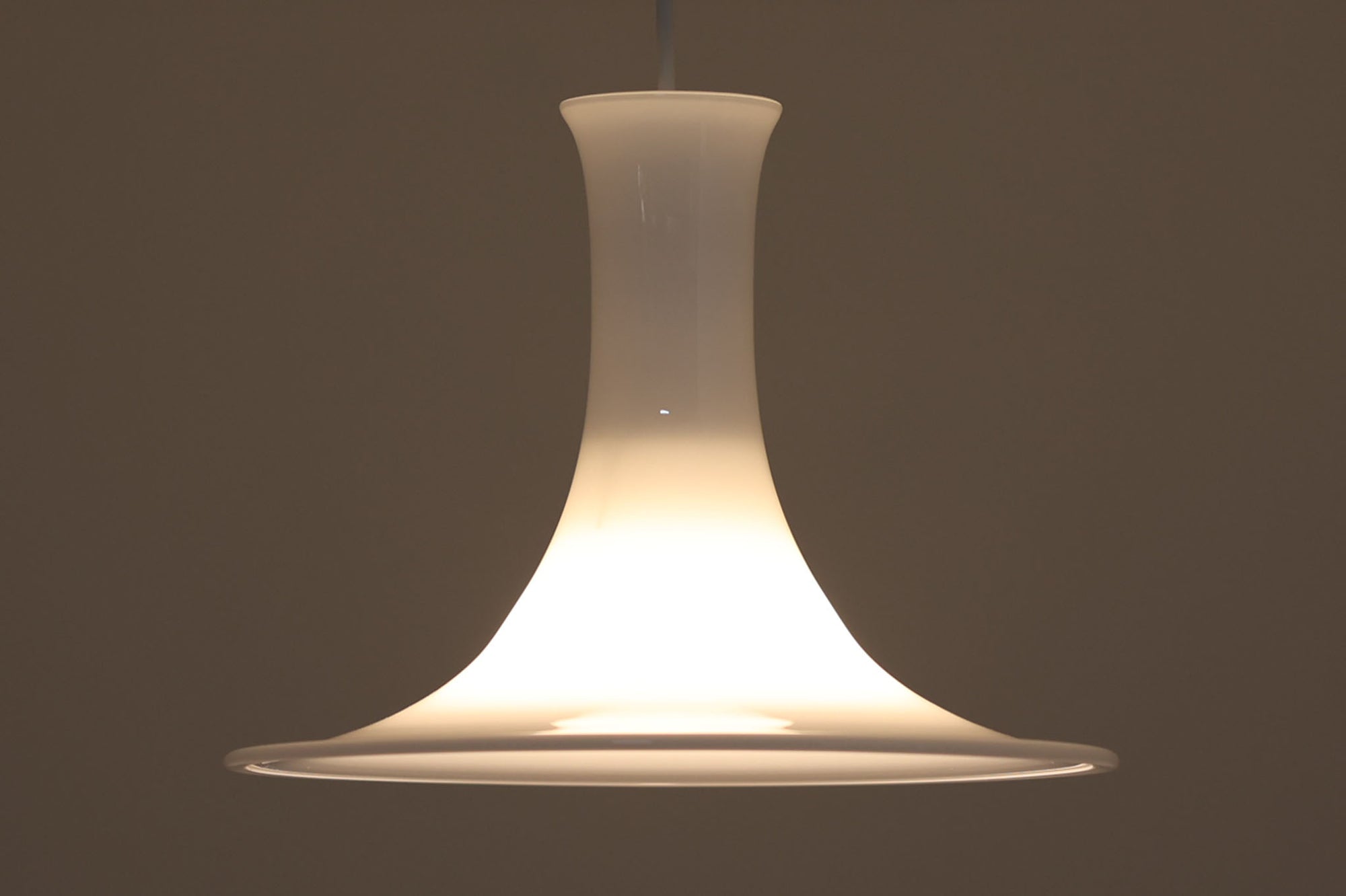 北欧より買い付けたHolmgaard社製のヴィンテージランプです。mandarinシリーズの中でも大型な、直径30cmのLサイズモデルとなります。乳白色のガラスが美しく、清潔感が漂います。リビングやダイニングの空間にぴったりの存在感を持ちながらも、北欧デザインならではのシンプルさが、さまざまなインテリアスタイルに調和します。