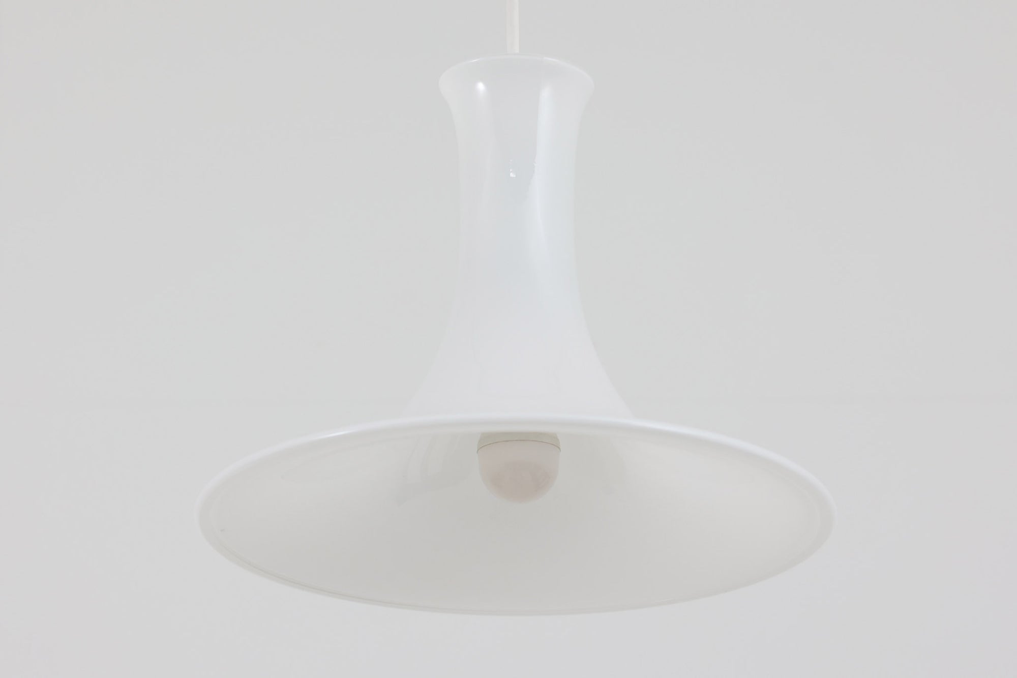 北欧より買い付けたHolmgaard社製のヴィンテージランプです。mandarinシリーズの中でも大型な、直径30cmのLサイズモデルとなります。乳白色のガラスが美しく、清潔感が漂います。リビングやダイニングの空間にぴったりの存在感を持ちながらも、北欧デザインならではのシンプルさが、さまざまなインテリアスタイルに調和します。
