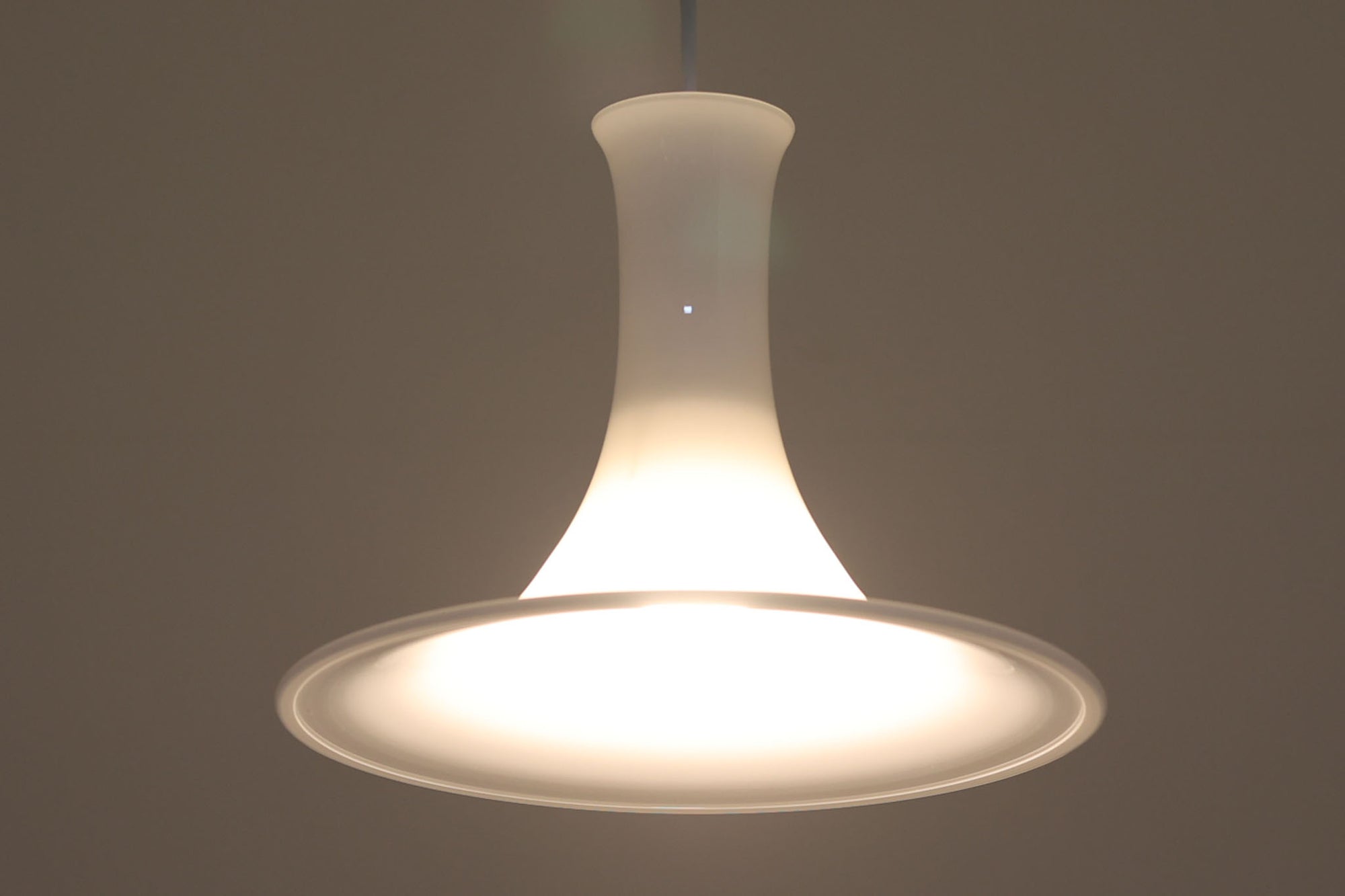 北欧より買い付けたHolmgaard社製のヴィンテージランプです。mandarinシリーズの中でも大型な、直径30cmのLサイズモデルとなります。乳白色のガラスが美しく、清潔感が漂います。リビングやダイニングの空間にぴったりの存在感を持ちながらも、北欧デザインならではのシンプルさが、さまざまなインテリアスタイルに調和します。