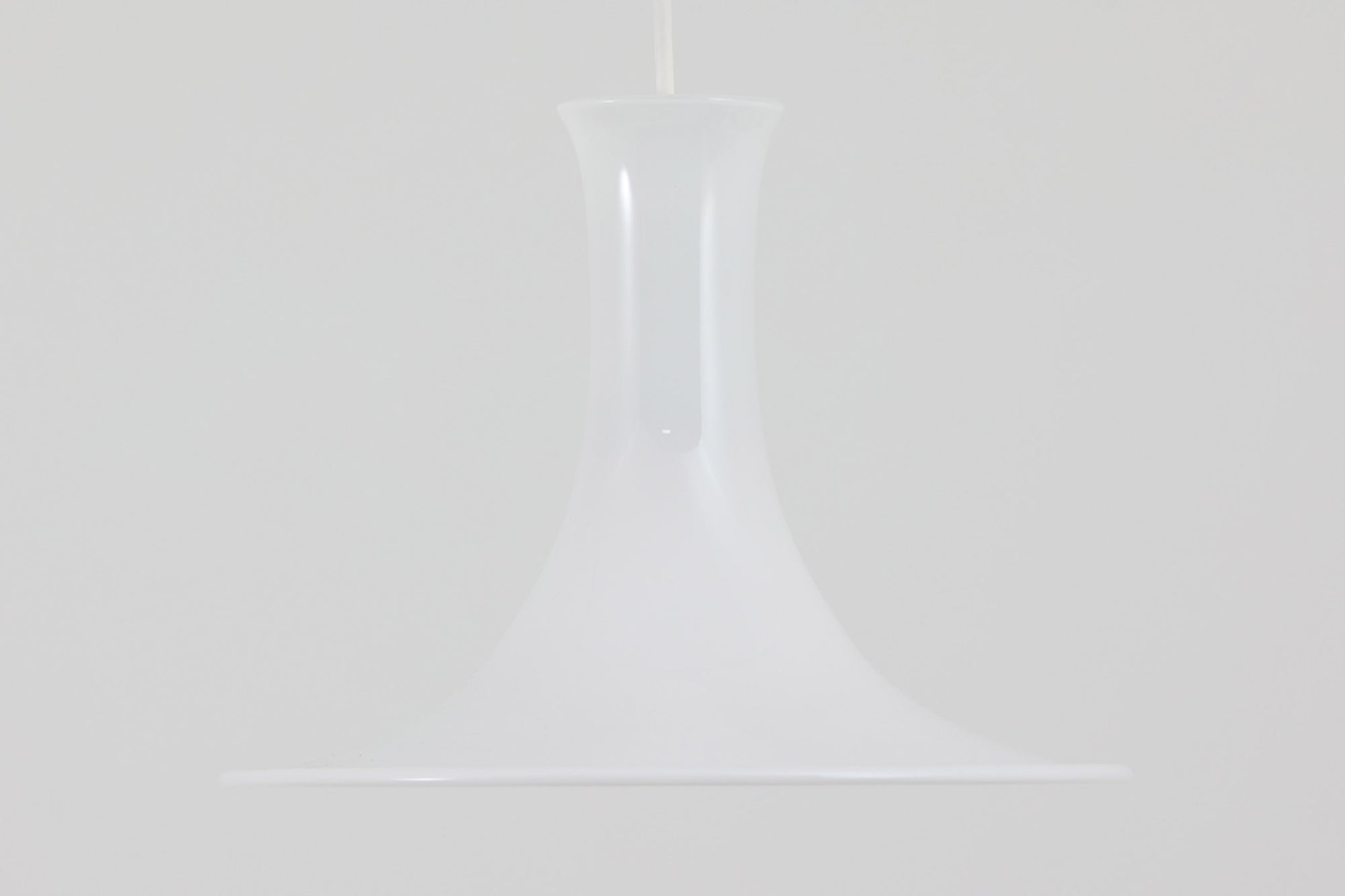 北欧より買い付けたHolmgaard社製のヴィンテージランプです。mandarinシリーズの中でも大型な、直径30cmのLサイズモデルとなります。乳白色のガラスが美しく、清潔感が漂います。リビングやダイニングの空間にぴったりの存在感を持ちながらも、北欧デザインならではのシンプルさが、さまざまなインテリアスタイルに調和します。