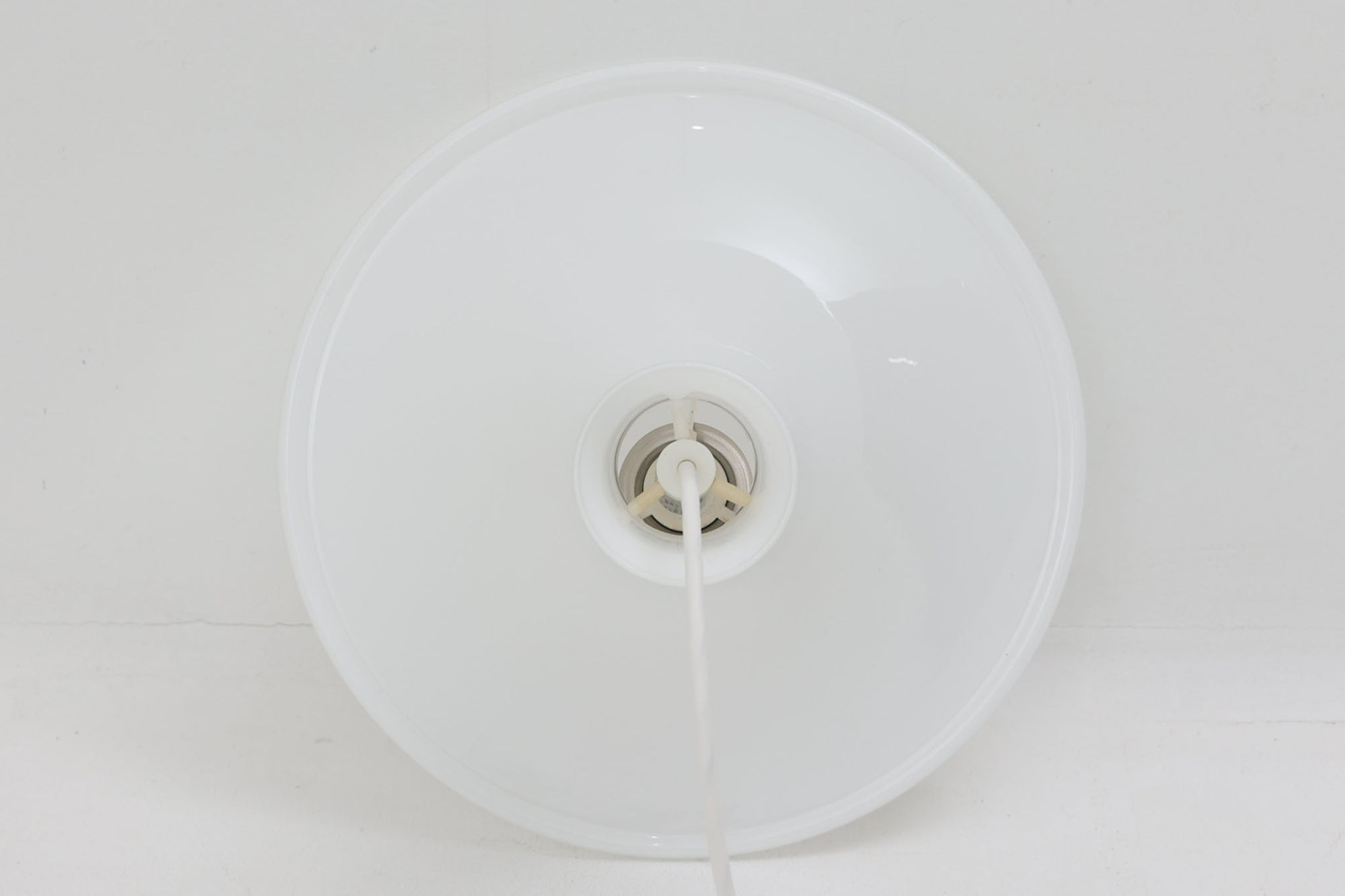 北欧より買い付けたHolmgaard社製のヴィンテージランプです。mandarinシリーズの中でも大型な、直径30cmのLサイズモデルとなります。乳白色のガラスが美しく、清潔感が漂います。リビングやダイニングの空間にぴったりの存在感を持ちながらも、北欧デザインならではのシンプルさが、さまざまなインテリアスタイルに調和します。