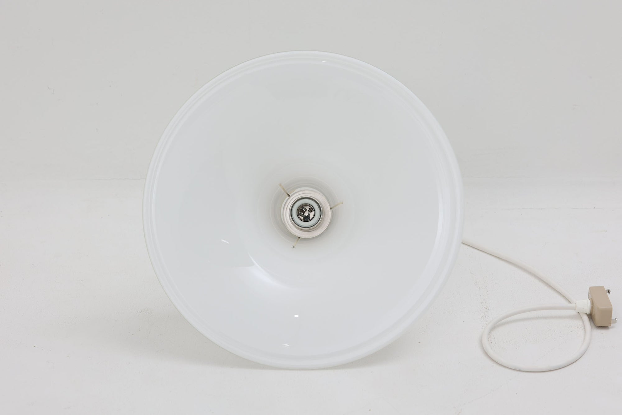 北欧より買い付けたHolmgaard社製のヴィンテージランプです。mandarinシリーズの中でも大型な、直径30cmのLサイズモデルとなります。乳白色のガラスが美しく、清潔感が漂います。リビングやダイニングの空間にぴったりの存在感を持ちながらも、北欧デザインならではのシンプルさが、さまざまなインテリアスタイルに調和します。