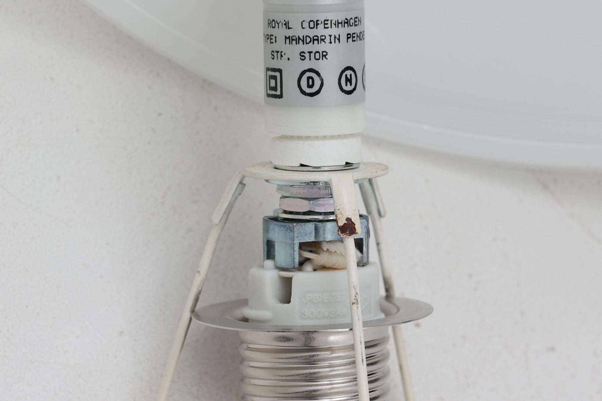 北欧より買い付けたHolmgaard社製のヴィンテージランプです。mandarinシリーズの中でも大型な、直径30cmのLサイズモデルとなります。乳白色のガラスが美しく、清潔感が漂います。リビングやダイニングの空間にぴったりの存在感を持ちながらも、北欧デザインならではのシンプルさが、さまざまなインテリアスタイルに調和します。