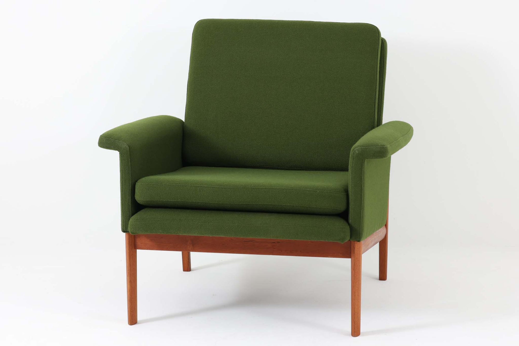 北欧より買い付けた、Finn Juhlによるジュピターチェアです。このチェアは、両アームが特徴的なデザインであり、見事にチーク無垢材のフレームが活かされており、その軽量感が際立ちます。製作はFrance & Son社によって行われており、ロゴから推定すると1960年代半ばから1969年頃に製造されたものと思われます。