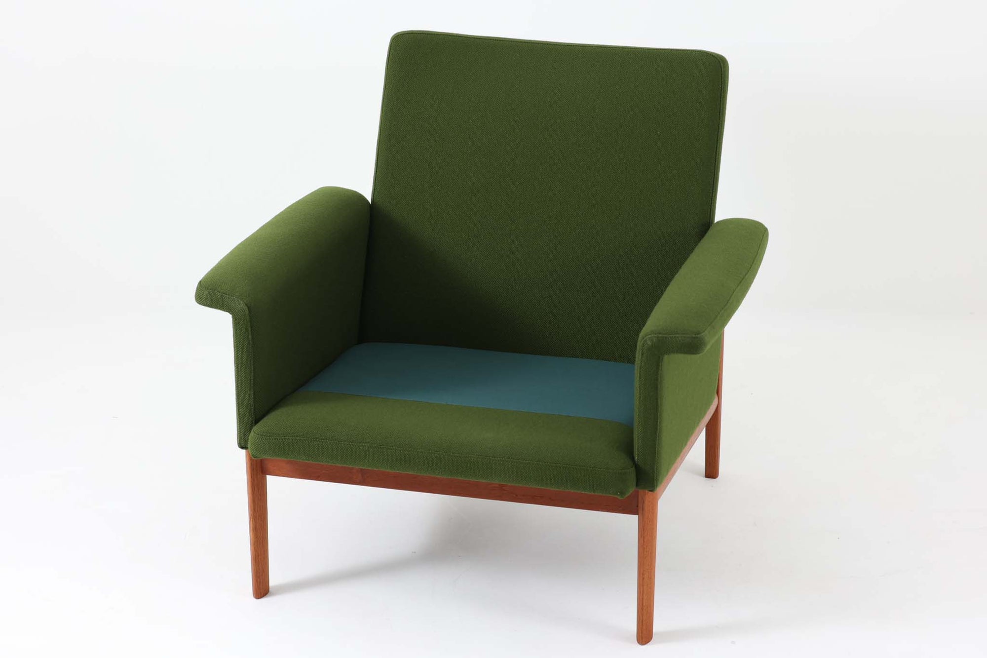 北欧より買い付けた、Finn Juhlによるジュピターチェアです。このチェアは、両アームが特徴的なデザインであり、見事にチーク無垢材のフレームが活かされており、その軽量感が際立ちます。製作はFrance &amp; Son社によって行われており、ロゴから推定すると1960年代半ばから1969年頃に製造されたものと思われます。