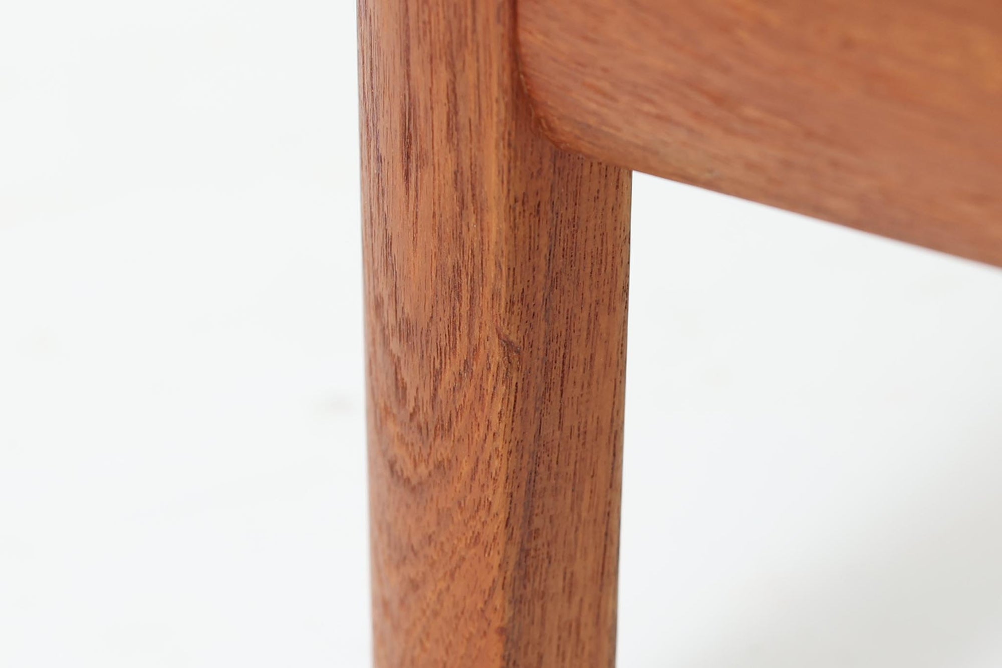 北欧より買い付けた、Finn Juhlによるジュピターチェアです。このチェアは、両アームが特徴的なデザインであり、見事にチーク無垢材のフレームが活かされており、その軽量感が際立ちます。製作はFrance &amp; Son社によって行われており、ロゴから推定すると1960年代半ばから1969年頃に製造されたものと思われます。