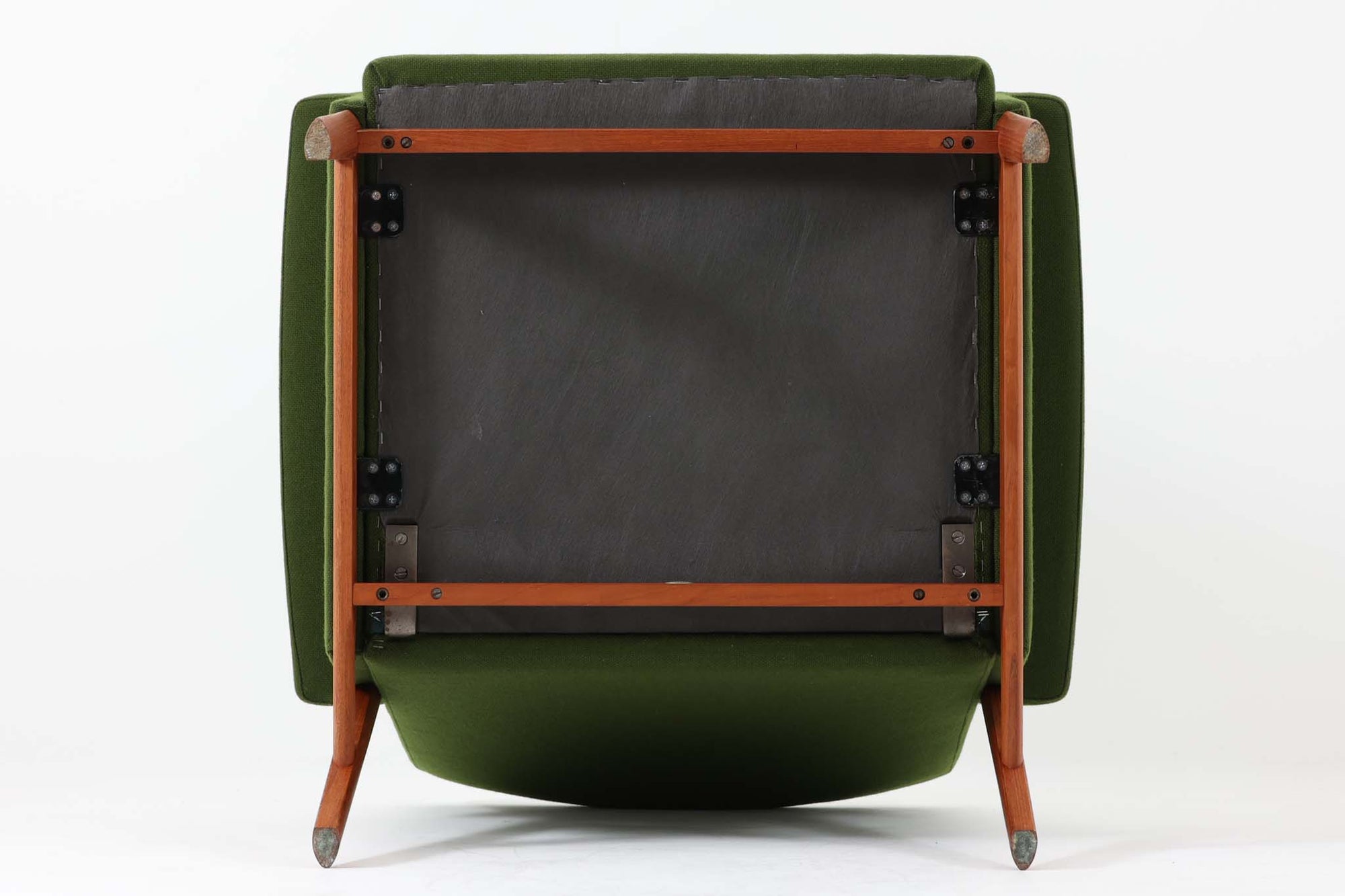 北欧より買い付けた、Finn Juhlによるジュピターチェアです。このチェアは、両アームが特徴的なデザインであり、見事にチーク無垢材のフレームが活かされており、その軽量感が際立ちます。製作はFrance &amp; Son社によって行われており、ロゴから推定すると1960年代半ばから1969年頃に製造されたものと思われます。