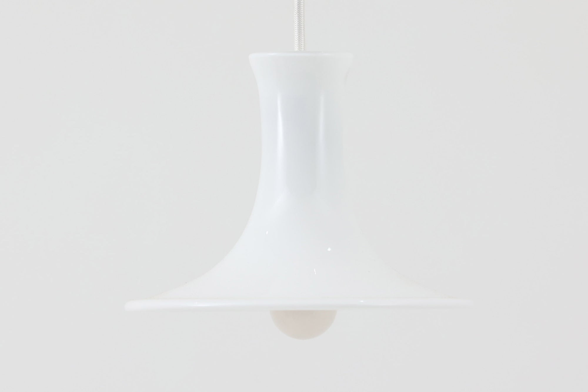 北欧より買い付けたHolmgaard社製のヴィンテージランプです。mandarinシリーズの中でも最も小ぶりな、直径18cmのSサイズモデルとなります。乳白色のガラスが美しく、清潔感が漂います。小型ペンダントライトは、廊下やエントランス、洗面台の上など、さまざまな場所に柔軟に対応できるのが特徴です。