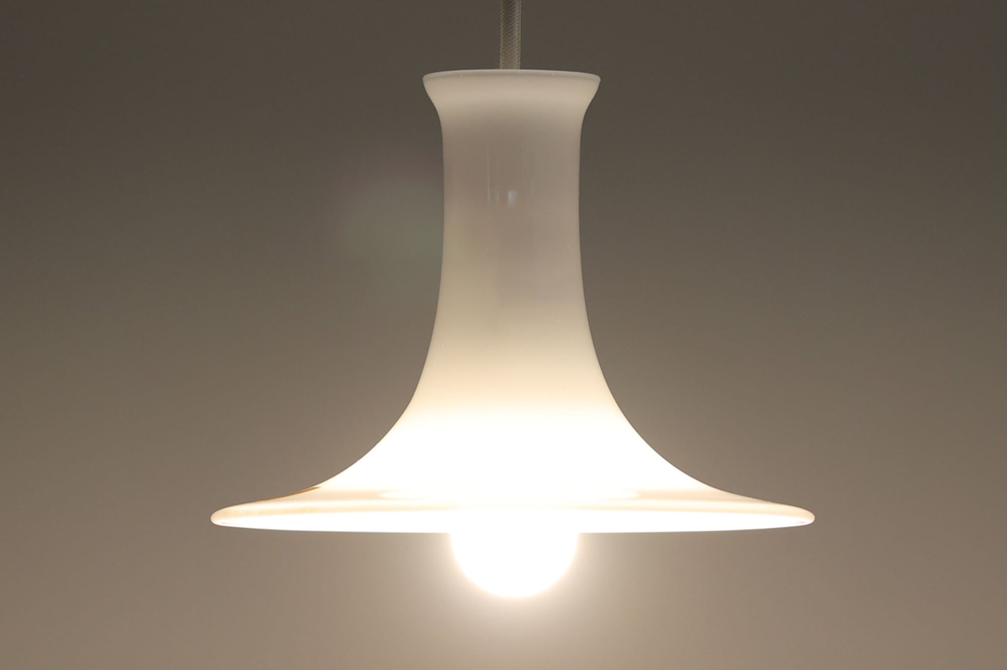 北欧より買い付けたHolmgaard社製のヴィンテージランプです。mandarinシリーズの中でも最も小ぶりな、直径18cmのSサイズモデルとなります。乳白色のガラスが美しく、清潔感が漂います。小型ペンダントライトは、廊下やエントランス、洗面台の上など、さまざまな場所に柔軟に対応できるのが特徴です。