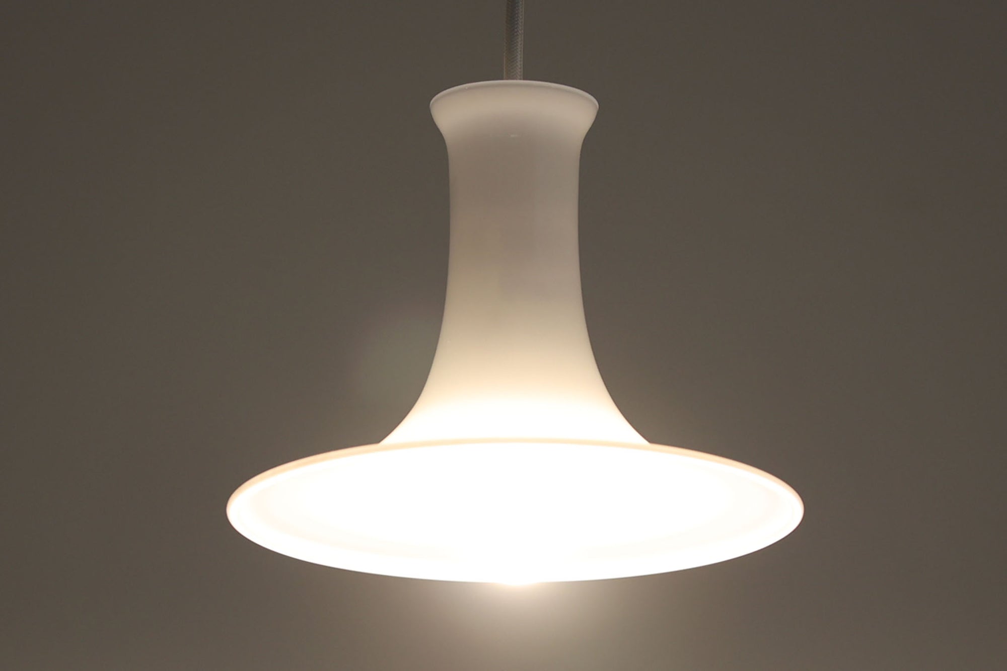 北欧より買い付けたHolmgaard社製のヴィンテージランプです。mandarinシリーズの中でも最も小ぶりな、直径18cmのSサイズモデルとなります。乳白色のガラスが美しく、清潔感が漂います。小型ペンダントライトは、廊下やエントランス、洗面台の上など、さまざまな場所に柔軟に対応できるのが特徴です。