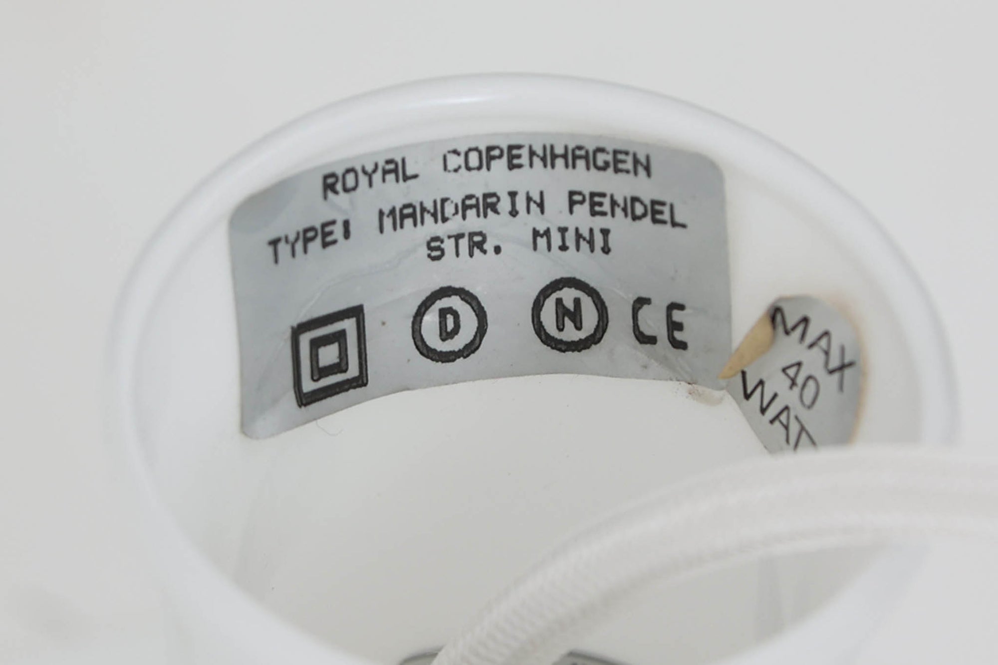 北欧より買い付けたHolmgaard社製のヴィンテージランプです。mandarinシリーズの中でも最も小ぶりな、直径18cmのSサイズモデルとなります。乳白色のガラスが美しく、清潔感が漂います。小型ペンダントライトは、廊下やエントランス、洗面台の上など、さまざまな場所に柔軟に対応できるのが特徴です。