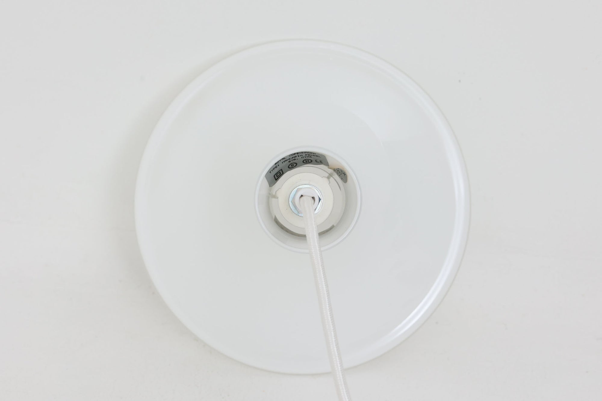 北欧より買い付けたHolmgaard社製のヴィンテージランプです。mandarinシリーズの中でも最も小ぶりな、直径18cmのSサイズモデルとなります。乳白色のガラスが美しく、清潔感が漂います。小型ペンダントライトは、廊下やエントランス、洗面台の上など、さまざまな場所に柔軟に対応できるのが特徴です。