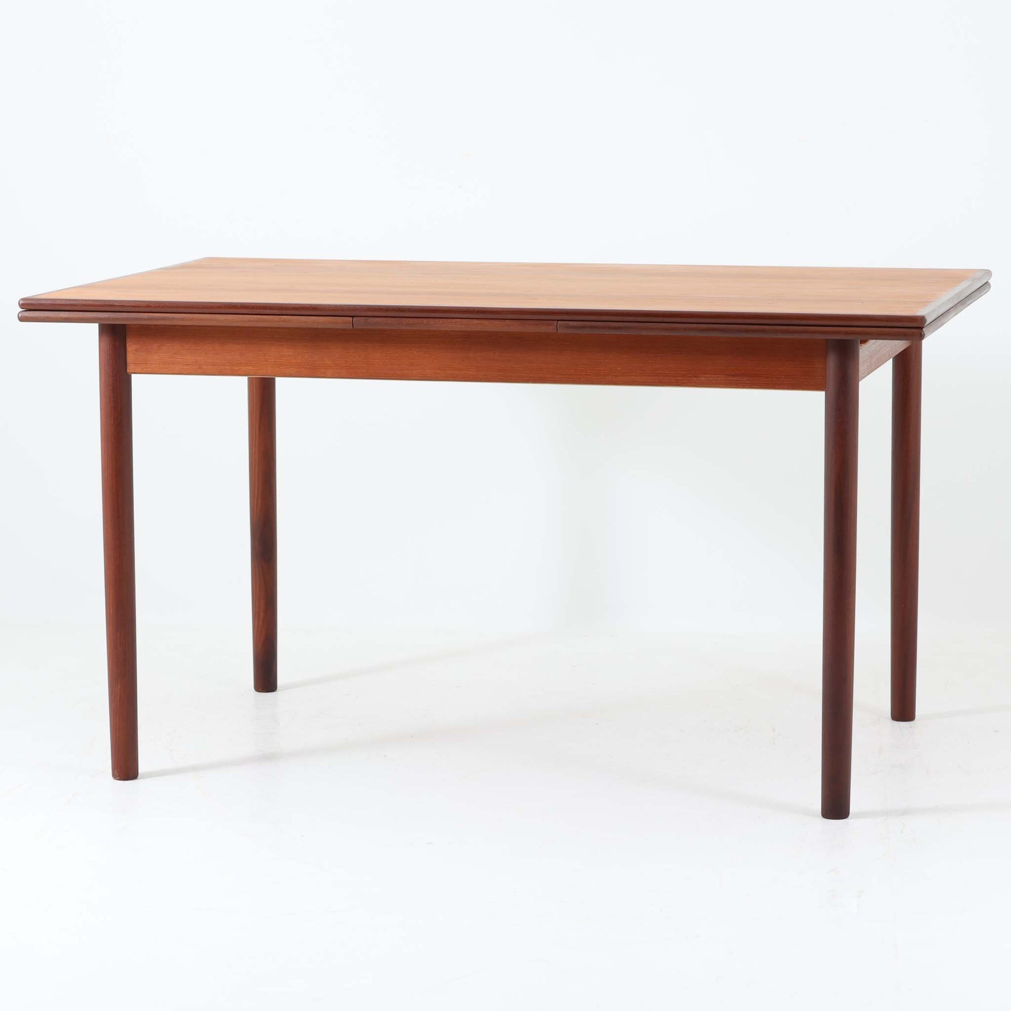 H.Sigh ＆ Sons Mobelfabrikによって製造されたこちらのエクステンションダイニングテーブルは、温かみのあるチーク材を使用した北欧ビンテージ品です。丸みを帯びた脚部や幕板の丁寧な仕上げが、時代を超えて愛される美しさを感じさせます。両側の天板はスライド式で簡単に拡張でき、134cmから最大238cmまで広がる実用的な構造は、来客時や家族の集まりにも柔軟に対応します。経年により味わいを増した木肌の風合いと、当時のクラフトマンシップが息づく希少な一台です。