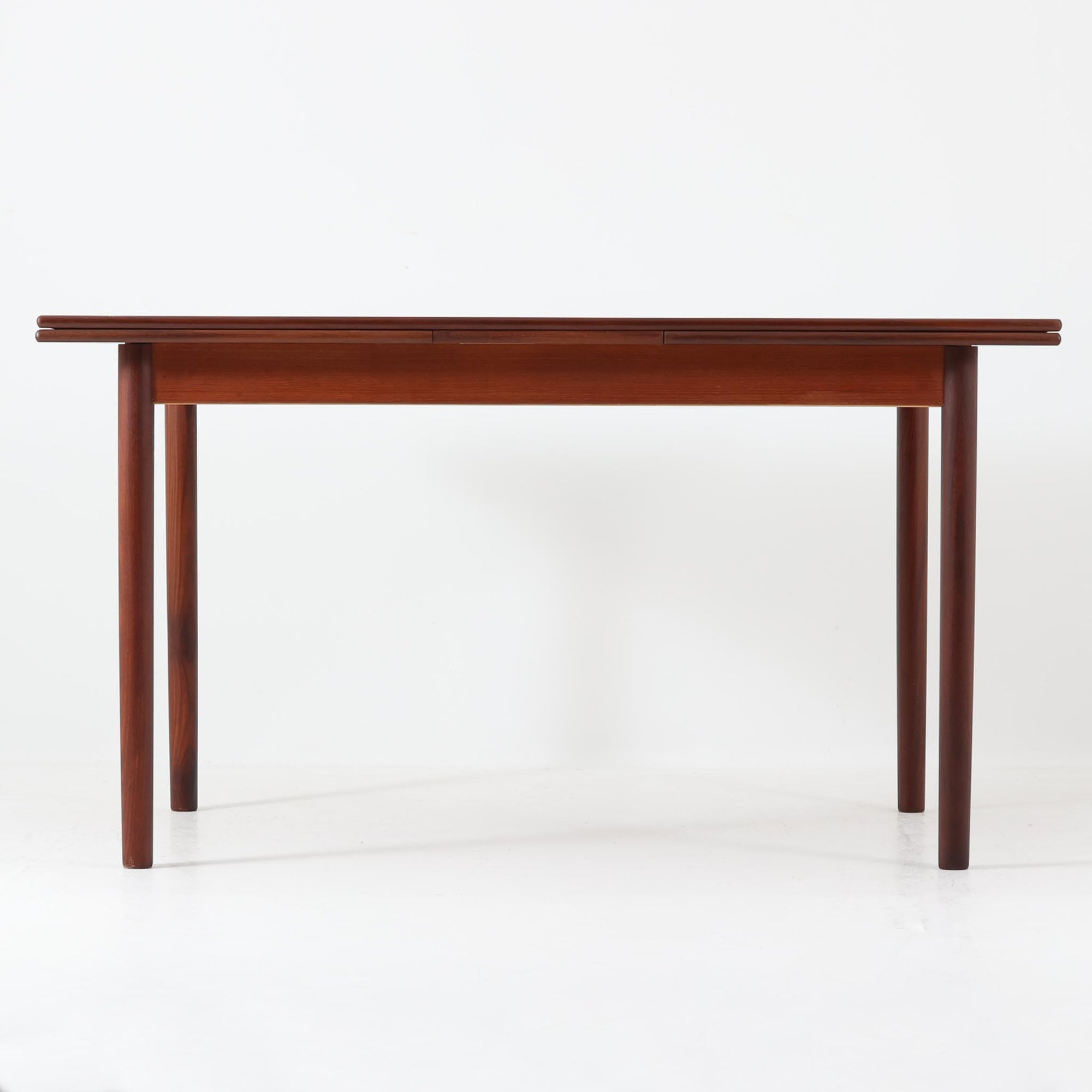 H.Sigh ＆ Sons Mobelfabrikによって製造されたこちらのエクステンションダイニングテーブルは、温かみのあるチーク材を使用した北欧ビンテージ品です。丸みを帯びた脚部や幕板の丁寧な仕上げが、時代を超えて愛される美しさを感じさせます。両側の天板はスライド式で簡単に拡張でき、134cmから最大238cmまで広がる実用的な構造は、来客時や家族の集まりにも柔軟に対応します。経年により味わいを増した木肌の風合いと、当時のクラフトマンシップが息づく希少な一台です。