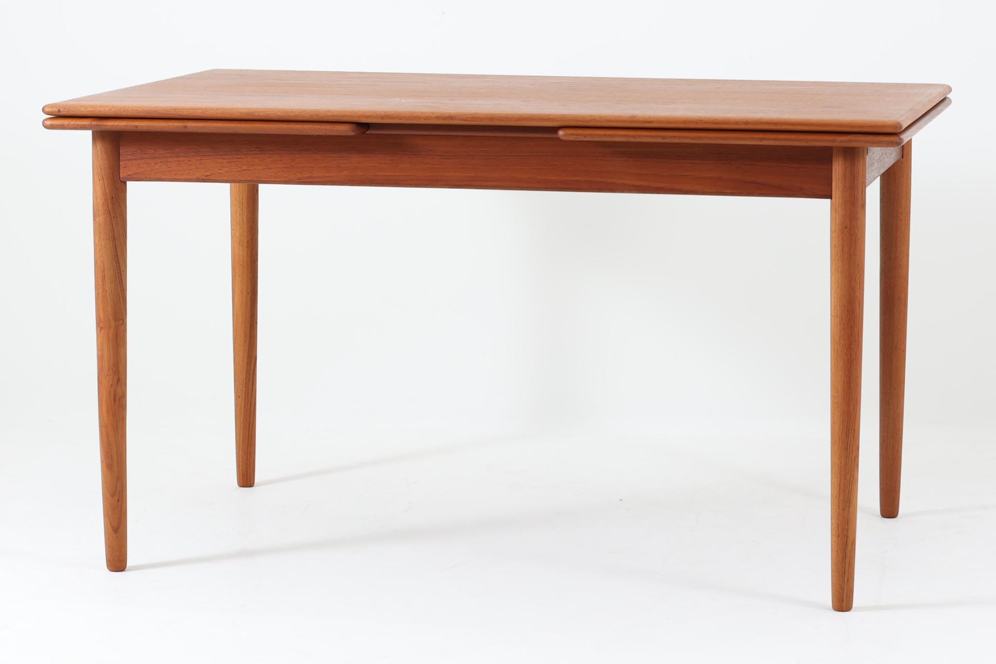 北欧より買い付けたエクステンションダイニングテーブルです。良質なチーク材が使用されており、その美しい木目が際立っています。天板は用途に応じて簡単に広げることができ、非常に便利です。また、片側のみ拡張板を広げて使用することも可能です。少し使用感が見受けられますが、価格にはその点を考慮しています。メンテナンスが施されており、全体的に綺麗な状態です。