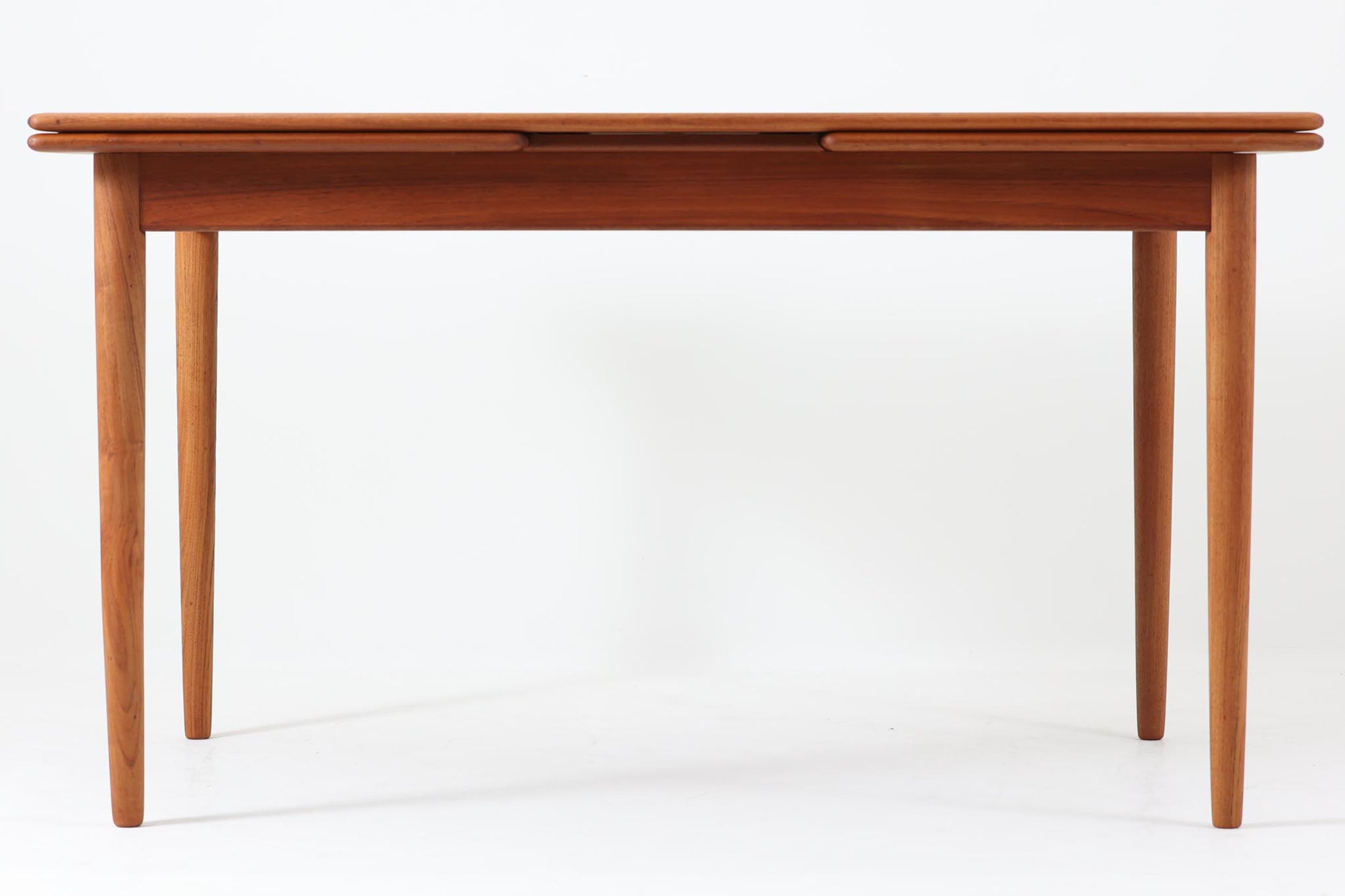 北欧より買い付けたエクステンションダイニングテーブルです。良質なチーク材が使用されており、その美しい木目が際立っています。天板は用途に応じて簡単に広げることができ、非常に便利です。また、片側のみ拡張板を広げて使用することも可能です。少し使用感が見受けられますが、価格にはその点を考慮しています。メンテナンスが施されており、全体的に綺麗な状態です。